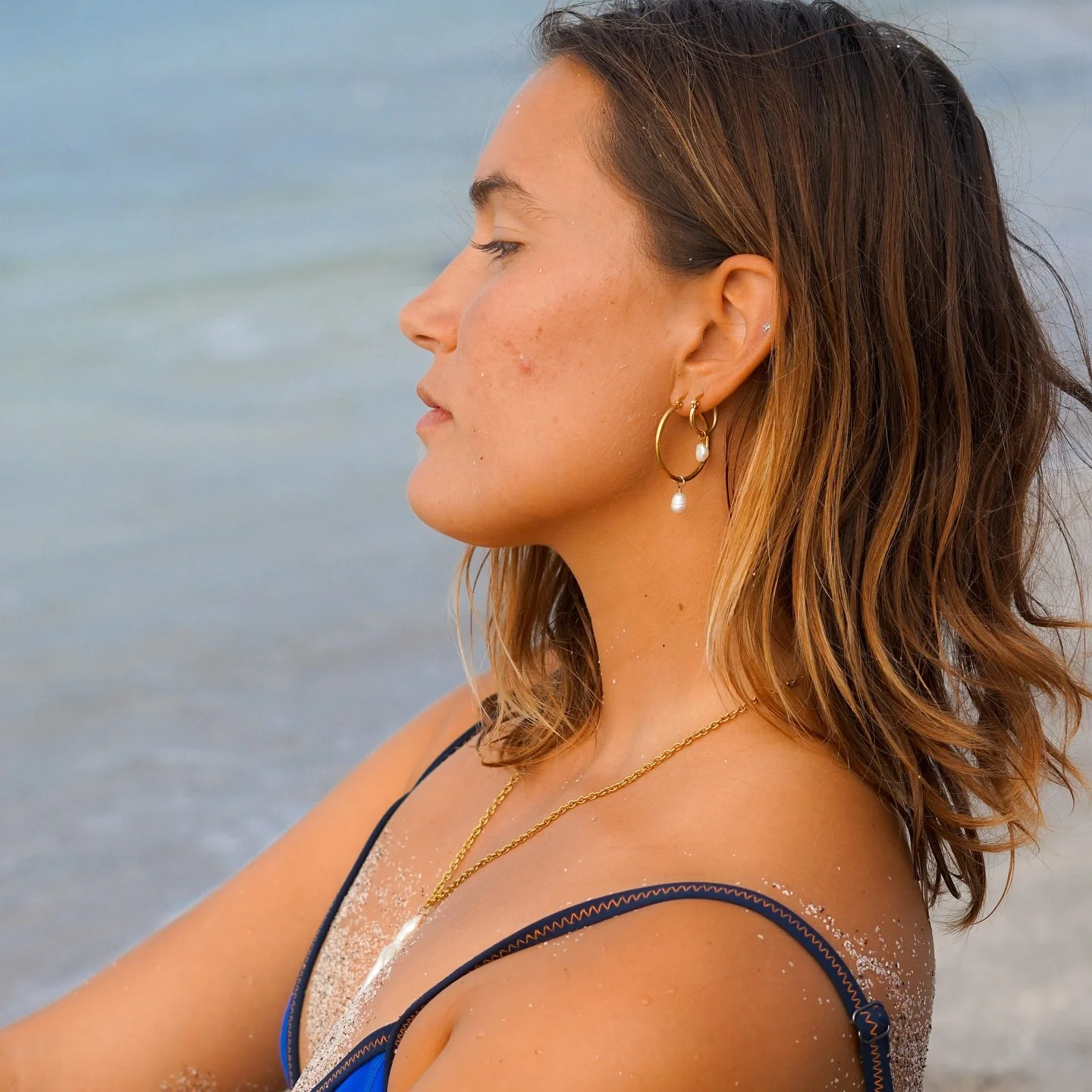 Obsessed with this pearl + cross moment 🤍🌊

@pachalight wearing
&bull; Big Single Pearl Earrings
&bull; Classic Single Pearl Earrings
&bull; Cross Necklace
All in our 18k gold plated stainless steel 
Ocean-proof, everyday pieces 

#WabiSabiJewels #