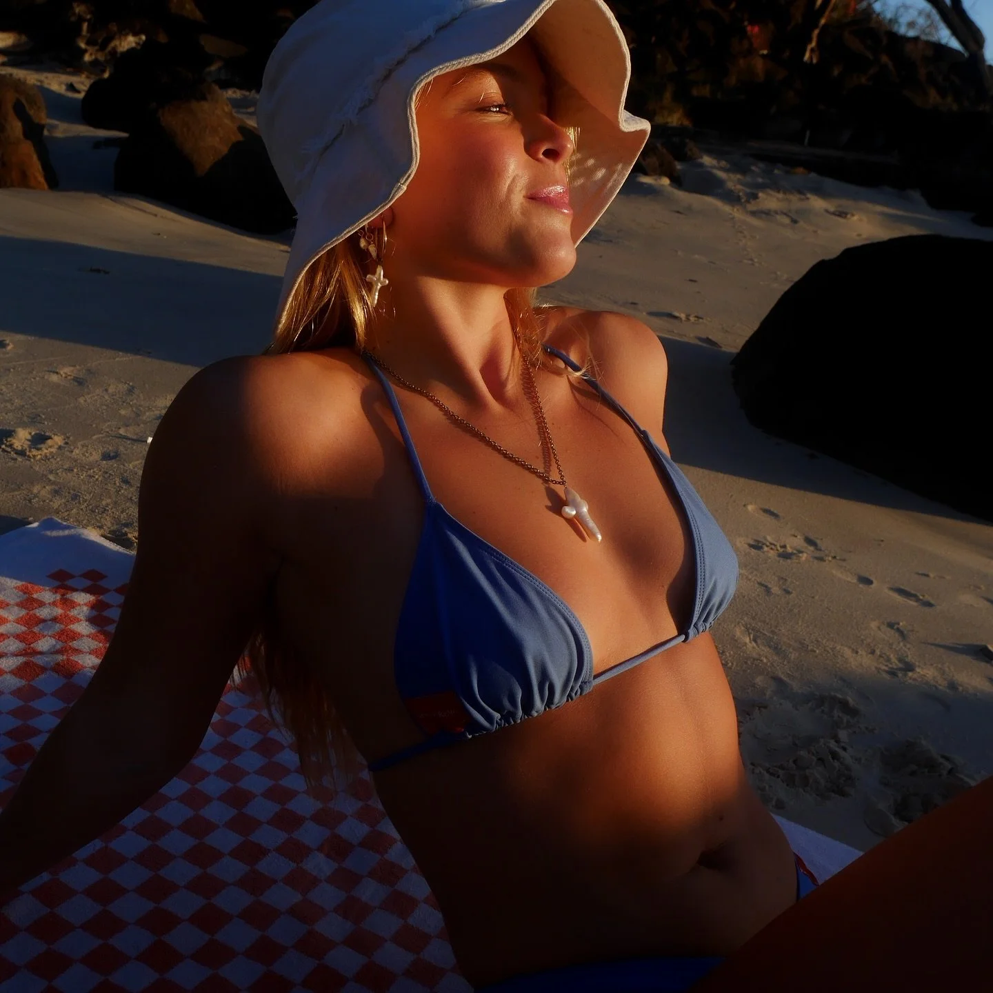 Layers that belong by the sea ⭐️
Cross necklace &middot; Ojal&aacute; earrings &middot; micro shell earrings &middot; single pearl earrings 🤍