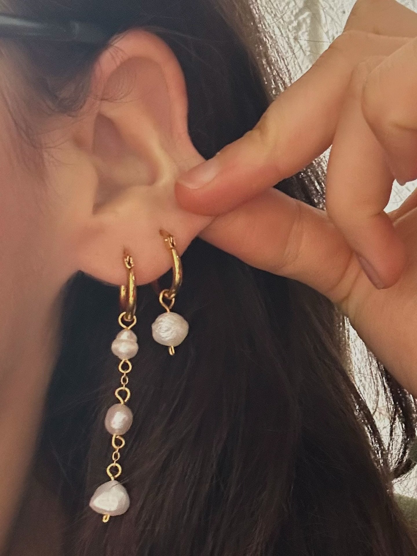 the ear of the beauty @rubyywwood 
wearing the Mauao and Single Pearl Earrings in Gold ⭐️