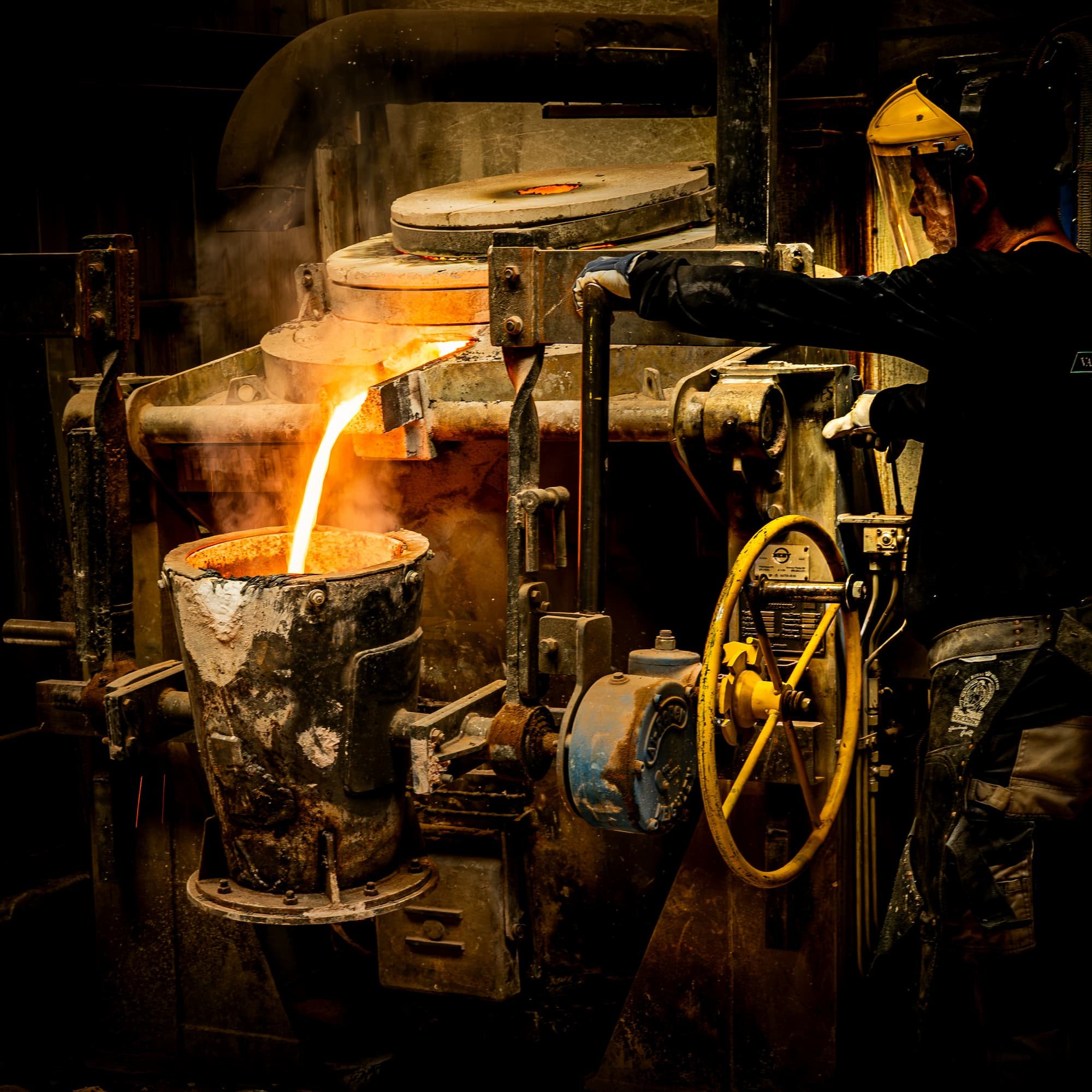 Smeltkroes vullen met vloeibaar brons
