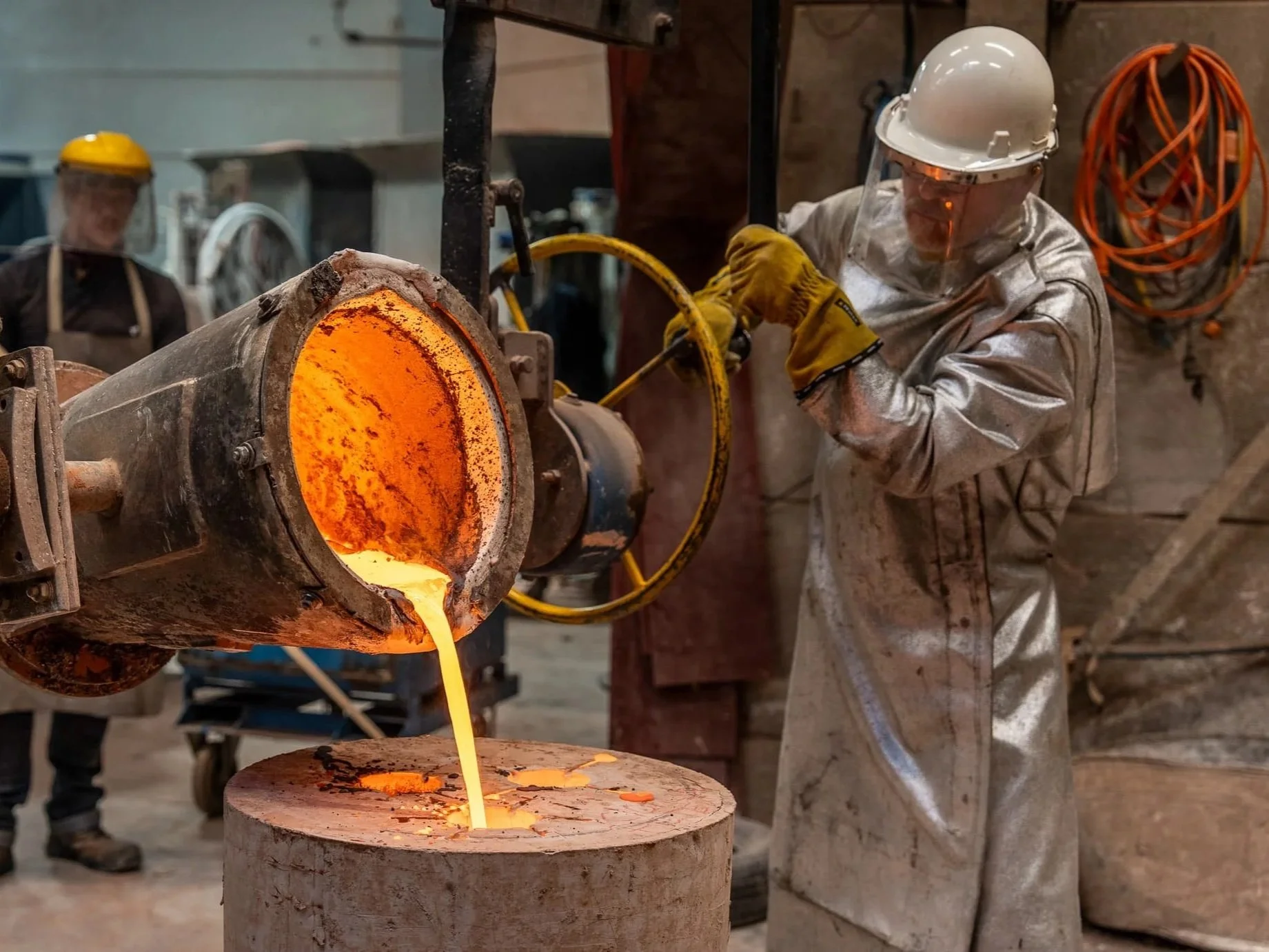 Brons gieten in de gietvorm