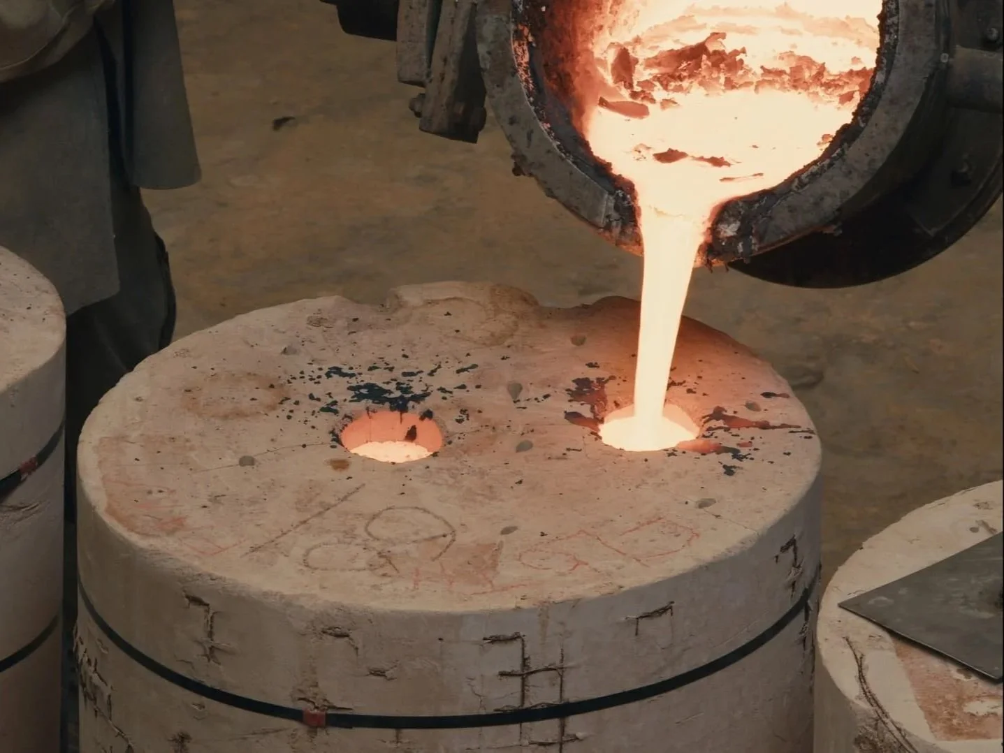 Brons gieten in de gietvorm