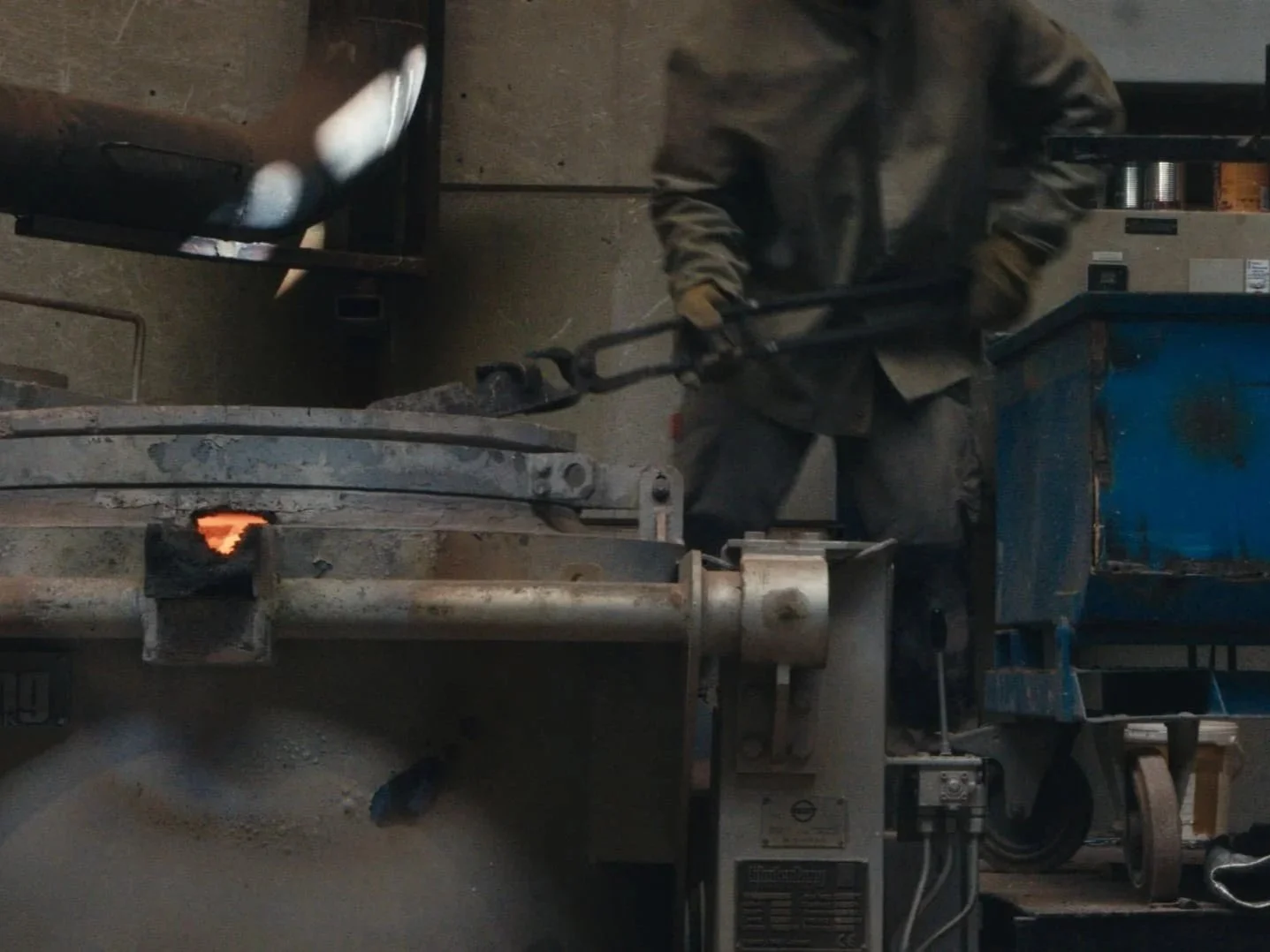 Smeltoven vullen met bronzen lingots