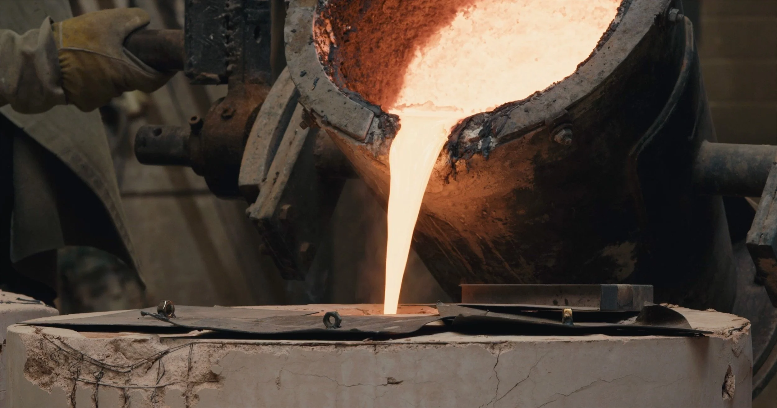 Casting-bronze-into-moulds-Copyright-Daan-van-Nunen--video-cover.jpg