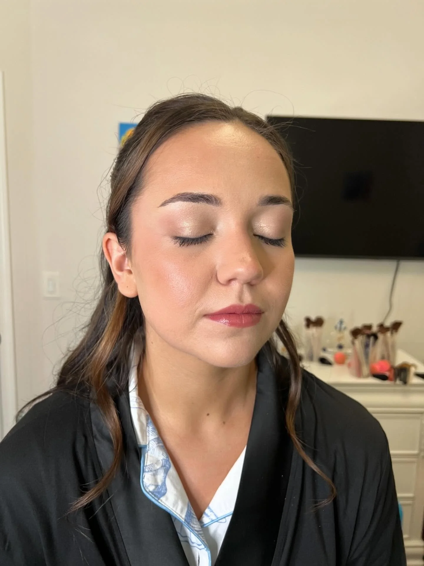 &bull;
Obsessed with this natural glowy bridesmaid glam ✨