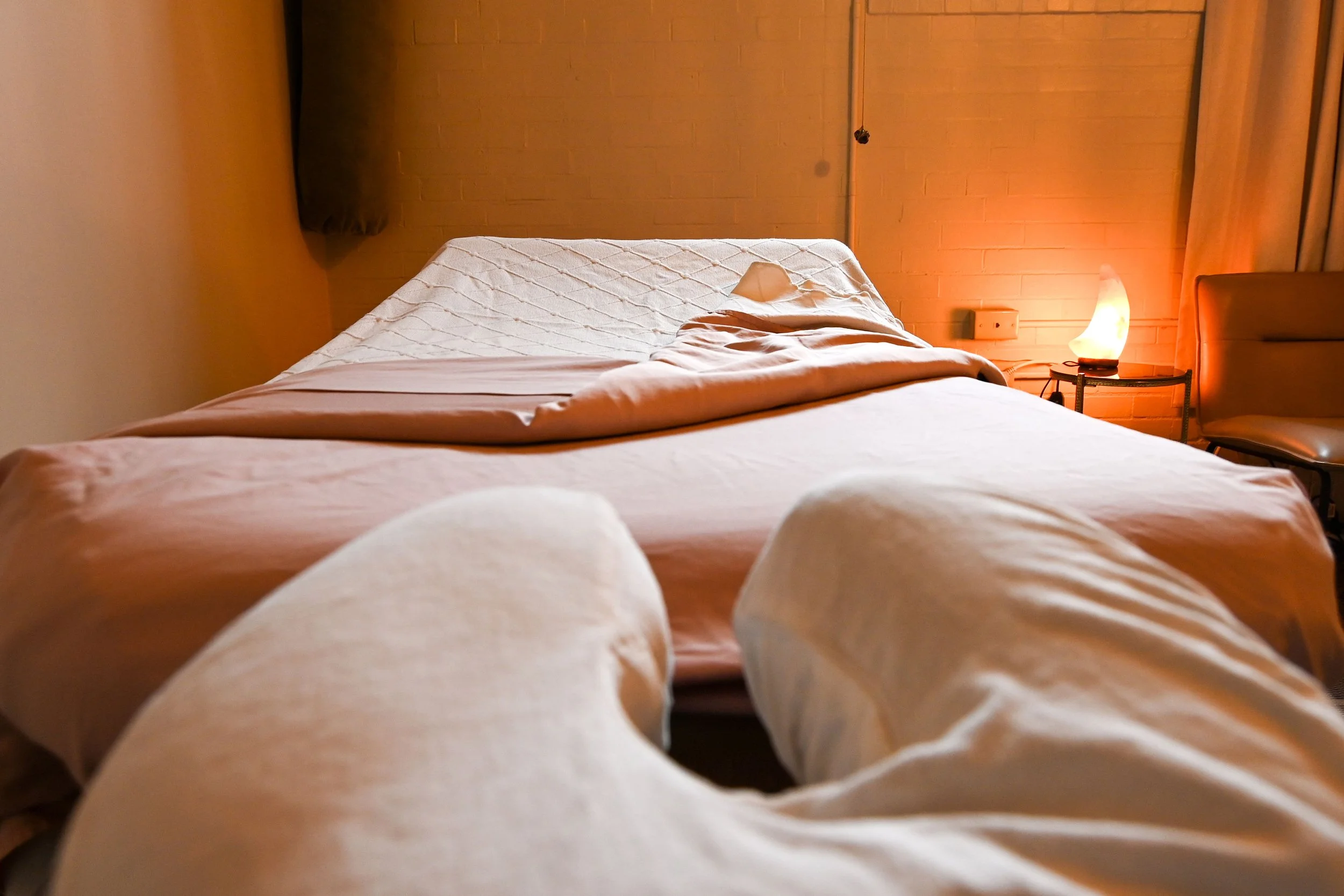TREATMENT ROOM: Massage table