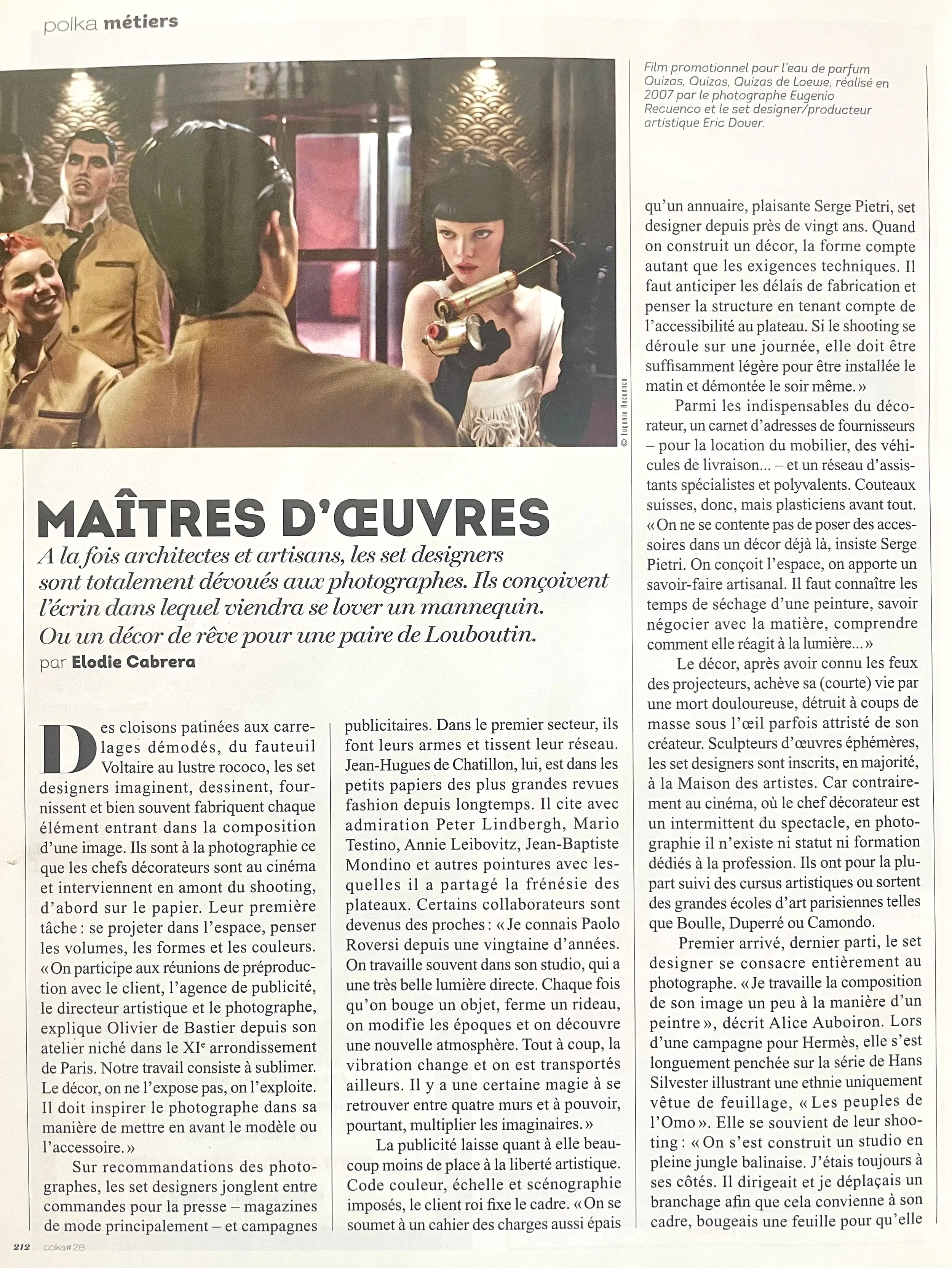 Une image d'une scène de film avec plusieurspersonnes en costume dans une pièce d'intérieur, dont une femme qui tient une arme à feu, entourée d'autres personnages.