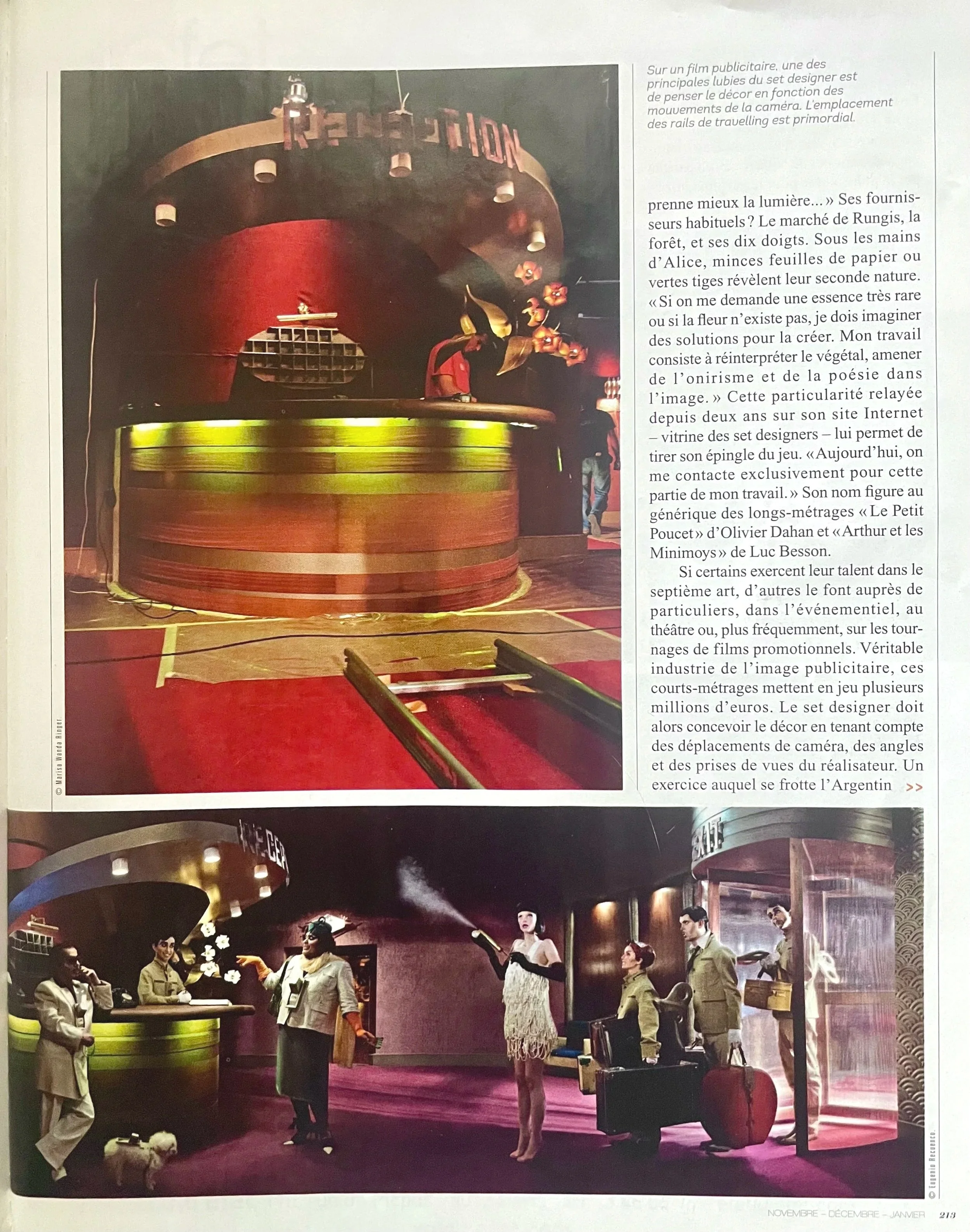 Photo de deux scènes de tournage, une scène de bar avec une cabine de projection et une scène avec des acteurs en costumes d'époque, des accessoires et un décor rétro.