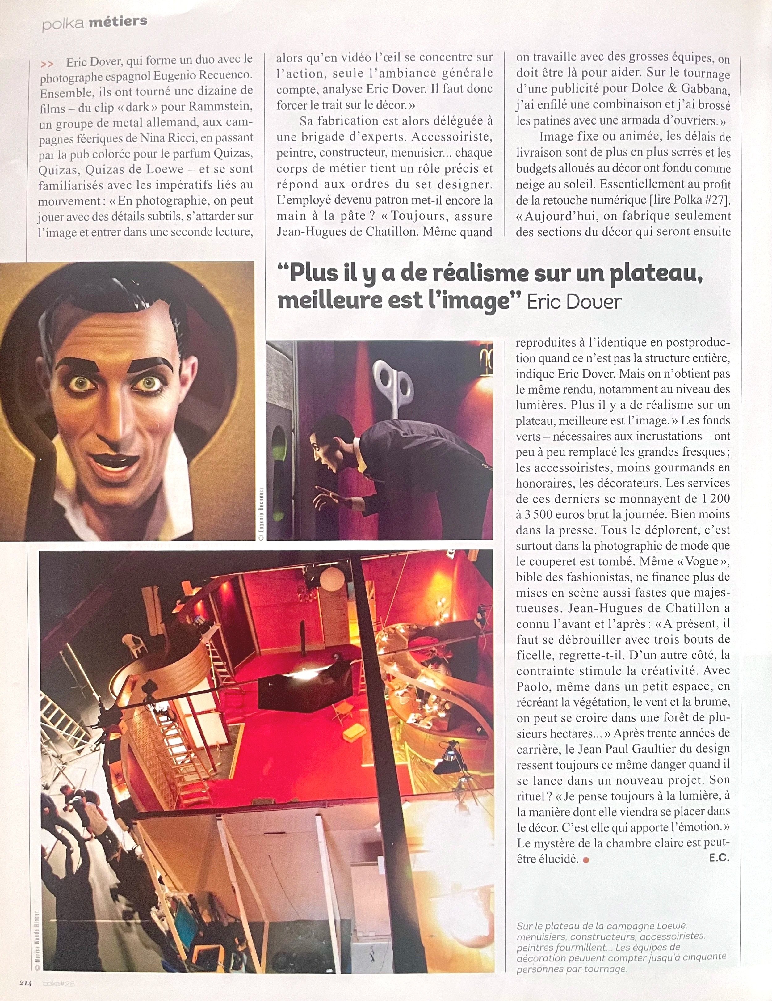Page de magazine avec trois images et un article en français. La première image montre une marionnette ou un figurine de visage masculin avec des sourcils épais, des yeux larges, et un sourire. La deuxième image montre une personne en train de manipu
