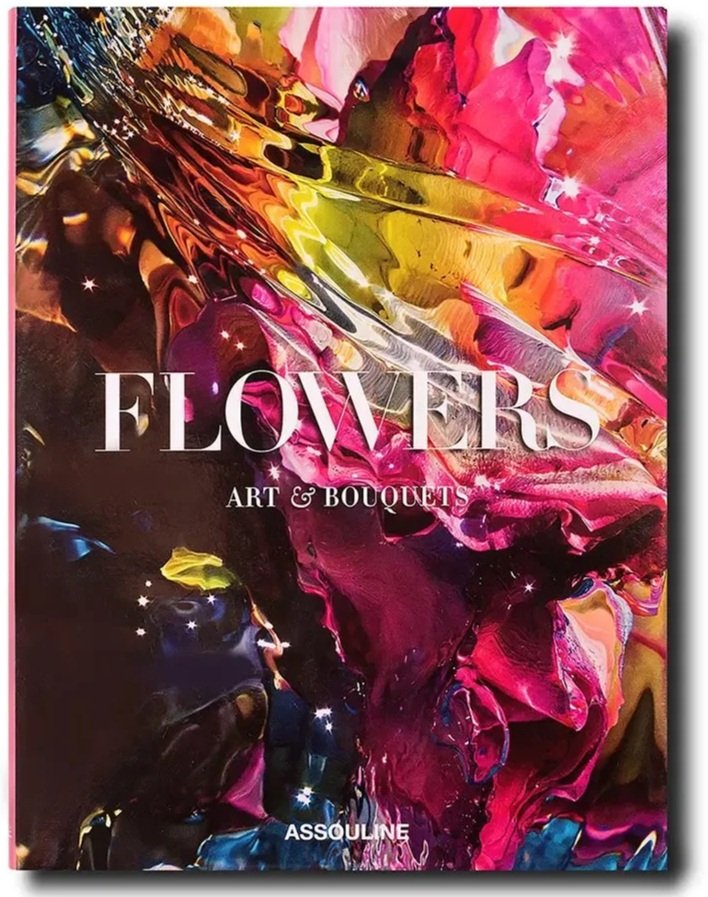 Couverture d'un livre avec un fond artistique coloré de fleurs abstraites, titres en blanc : "FLOWERS", "ART & BOUQUETS" et le nom de la maison d'édition "ASSOULINE".