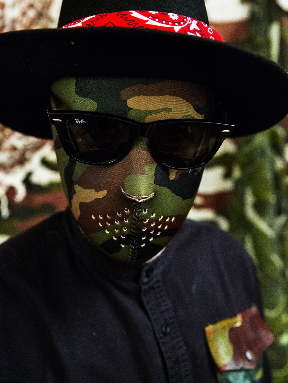 22_re_upcycling-lifestyle_camo-mask.jpg