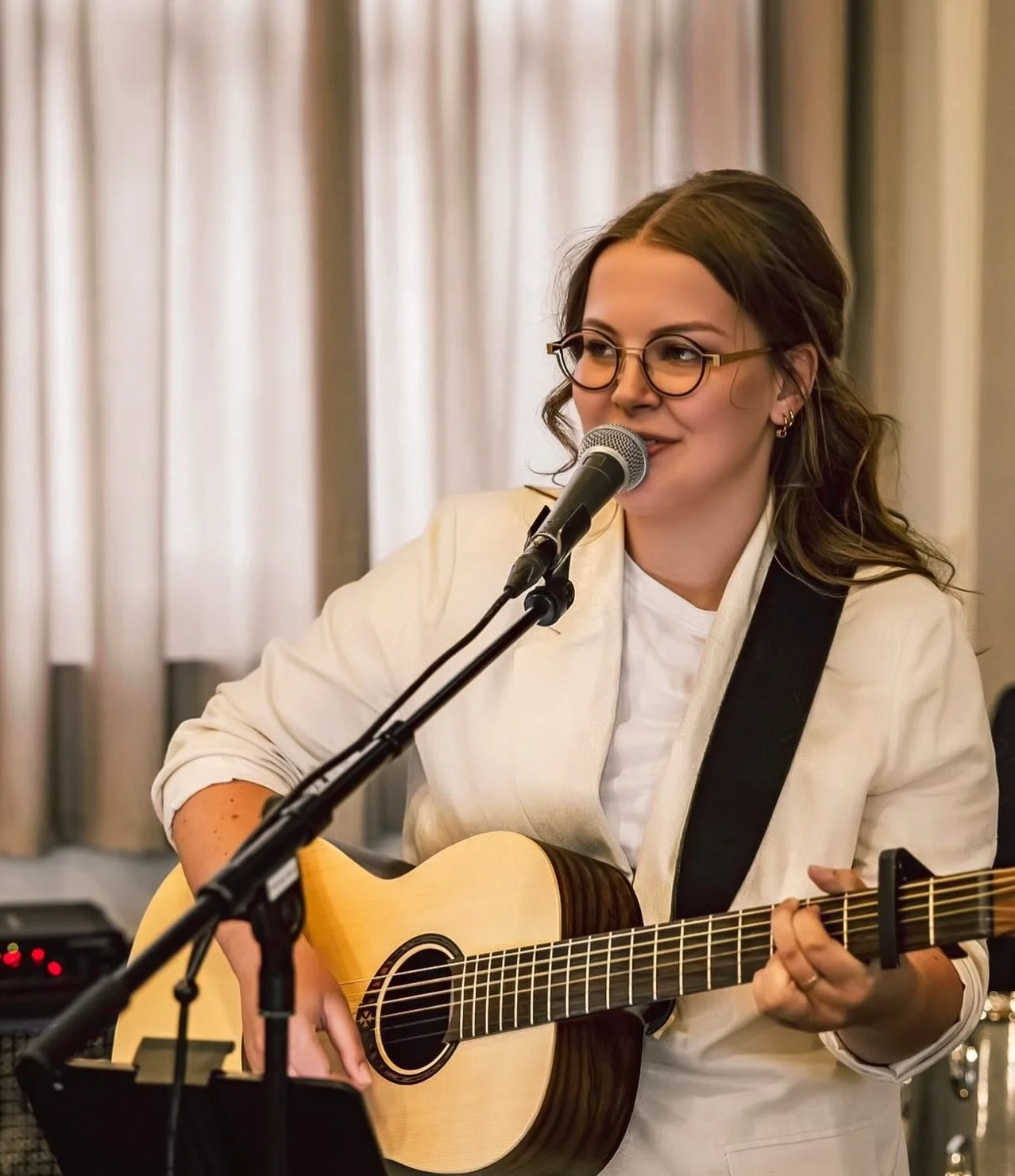 💍 Ben je nog op zoek naar invulling voor jullie trouwdienst? 🎶

Muziek kan z&oacute;veel dragen op een dag als deze. Het helpt om stil te worden, om te vieren, om te voelen wat woorden soms niet kunnen zeggen.

Als zangeres en gitarist mag ik muzie