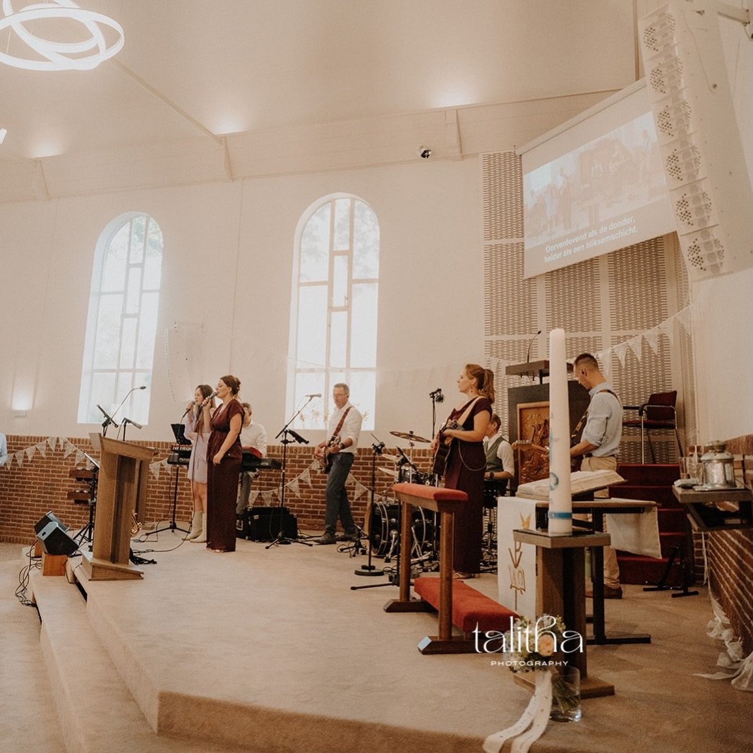Bruiloft van Iris &amp; Jort 🙌🏻💕

Het blijft z&oacute; bijzonder om God te mogen aanbidden tijdens bruiloften. En al helemaal wanneer twee van je liefste vrienden elkaar het jawoord geven. 🥹🤍

Samen met @thefellowshipofpraise mochten we de muzie