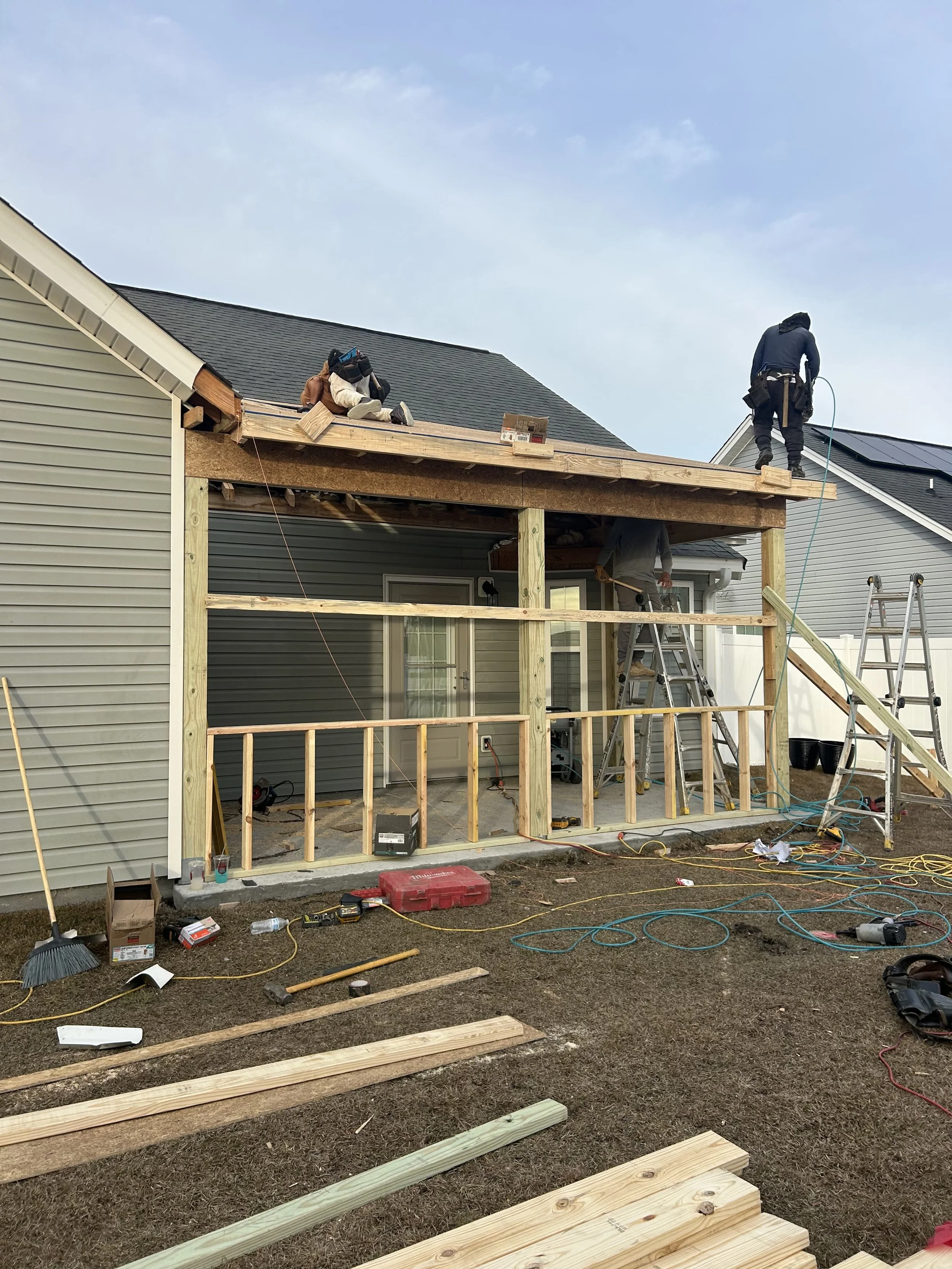Oranssi carpenter using bench saw