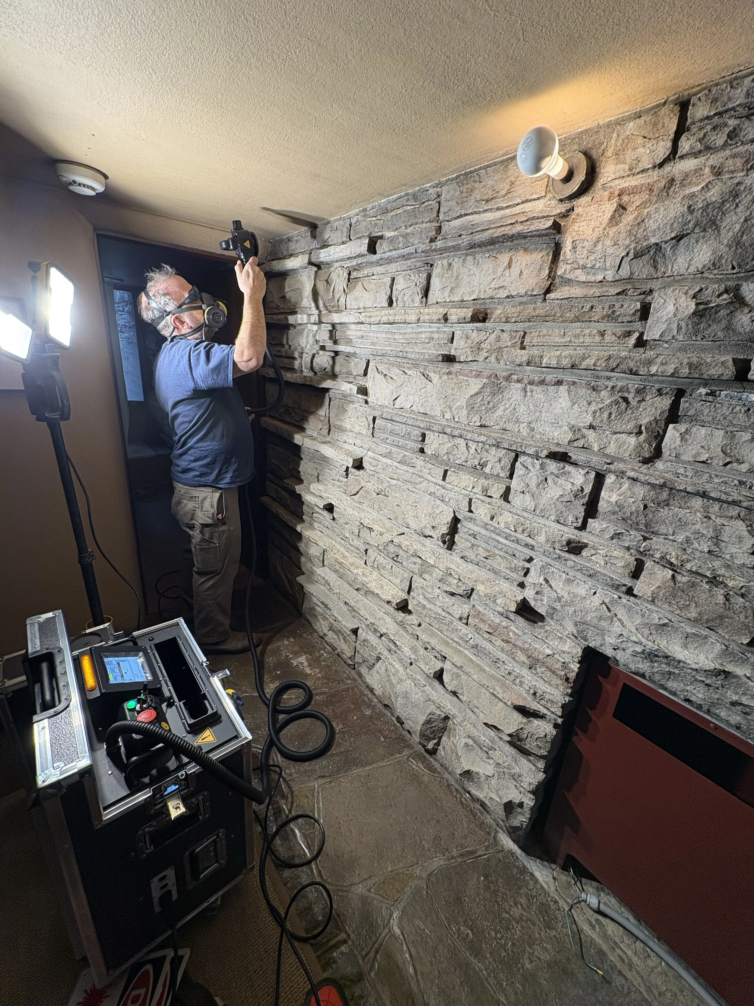 Laser cleaning of wall
