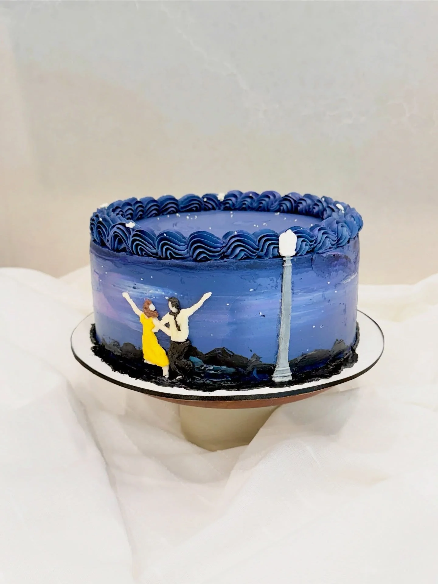 ᰔ⠀⠀
. 𝗖𝗜𝗧𝗬 𝗢𝗙 𝗦𝗧𝗔𝗥𝗦 - 𝖫𝖠𝖫𝖠 𝖫𝖠𝖭𝖣 ✨🎬 .
&mdash;&mdash;&mdash;
𝗗𝗘𝗧𝗔𝗜𝗟𝗦 :
&bull; 🎂 𝟴&rdquo; 𝖢𝖧𝖨𝖥𝖥𝖮𝖭 𝖢𝖠𝖪𝖤
&bull; 🍰 Earl Grey Chiffon, Earl Grey Fresh Cream &amp; Earl Grey Panna Cotta wrapped in Buttercream
&bull; ?