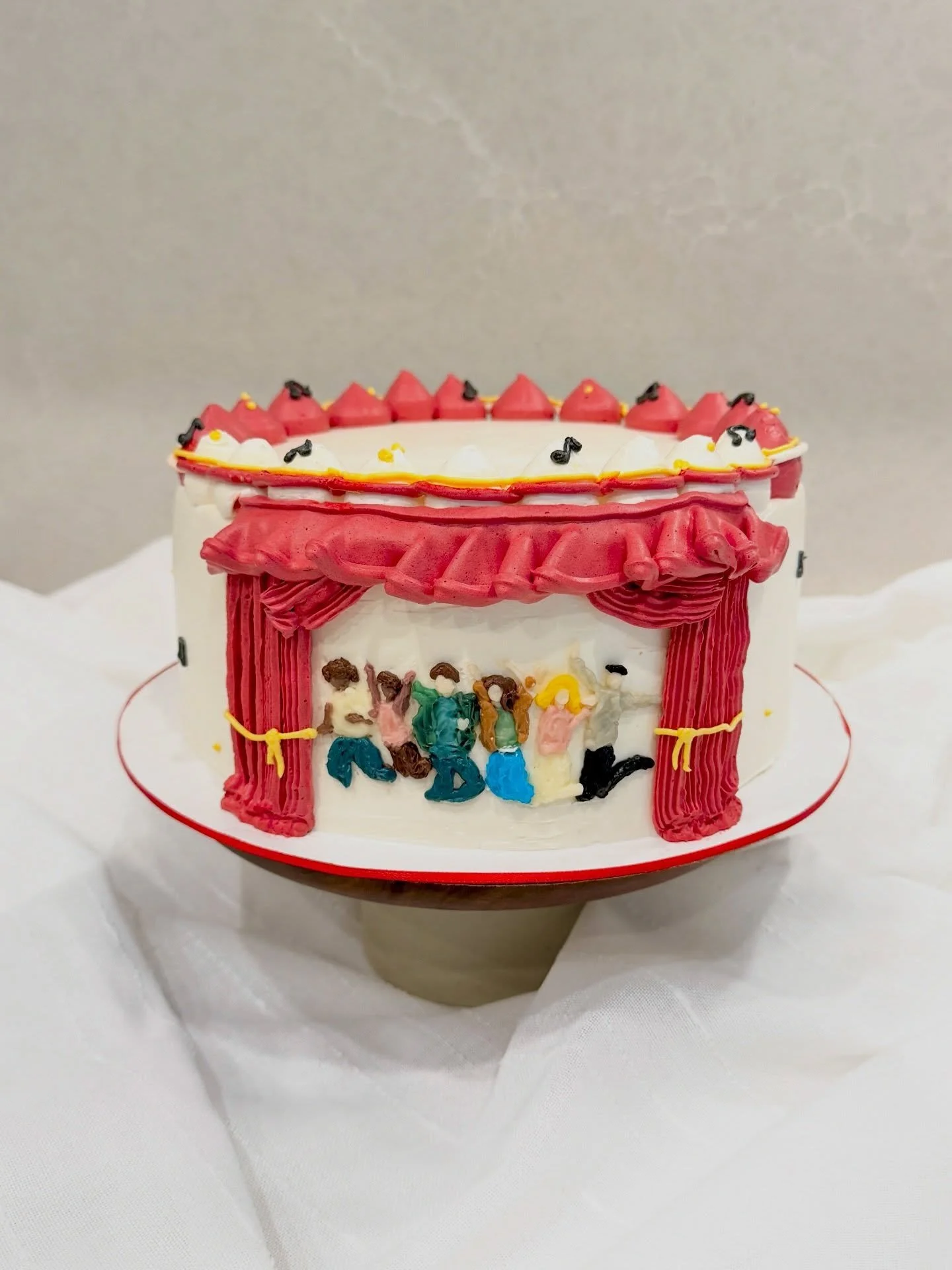 ᰔ⠀⠀
. 𝗛𝗜𝗚𝗛𝗦𝗖𝗛𝗢𝗢𝗟 𝗠𝗨𝗦𝗜𝗖𝗔𝗟 🏀🎤 .
&mdash;&mdash;&mdash;
𝗗𝗘𝗧𝗔𝗜𝗟𝗦 :
&bull; 🎂 𝟴&rdquo; 𝖢𝖧𝖨𝖥𝖥𝖮𝖭 𝖢𝖠𝖪𝖤
&bull; 🍰 Matcha Chiffon, Chocolate Fresh Cream &amp; Chocolate Panna Cotta wrapped in Buttercream
&bull; 🪧 Custom Bi