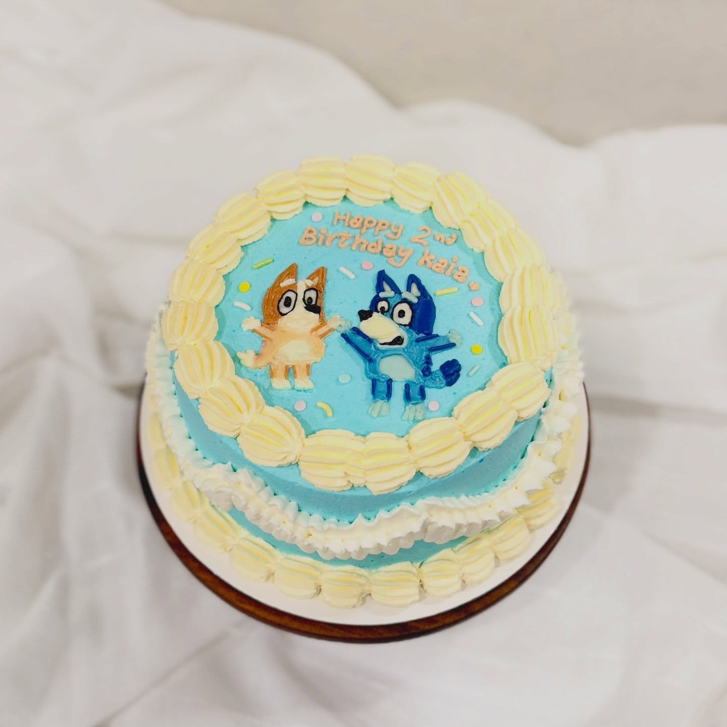 ᰔ⠀⠀
. 𝗕𝗟𝗨𝗘𝗬 &amp; 𝗕𝗜𝗡𝗚𝗢 𝗕𝗜𝗥𝗧𝗛𝗗𝗔𝗬 🥳 .
&mdash;&mdash;&mdash;
𝗗𝗘𝗧𝗔𝗜𝗟𝗦 :
&bull; 🎂 𝟲&rdquo; 𝖢𝖧𝖨𝖥𝖥𝖮𝖭 𝖢𝖠𝖪𝖤
&bull; 🍰 Vanilla Chiffon, Blueberry Fresh Cream

We usually finish our cakes with buttercream to achieve the d