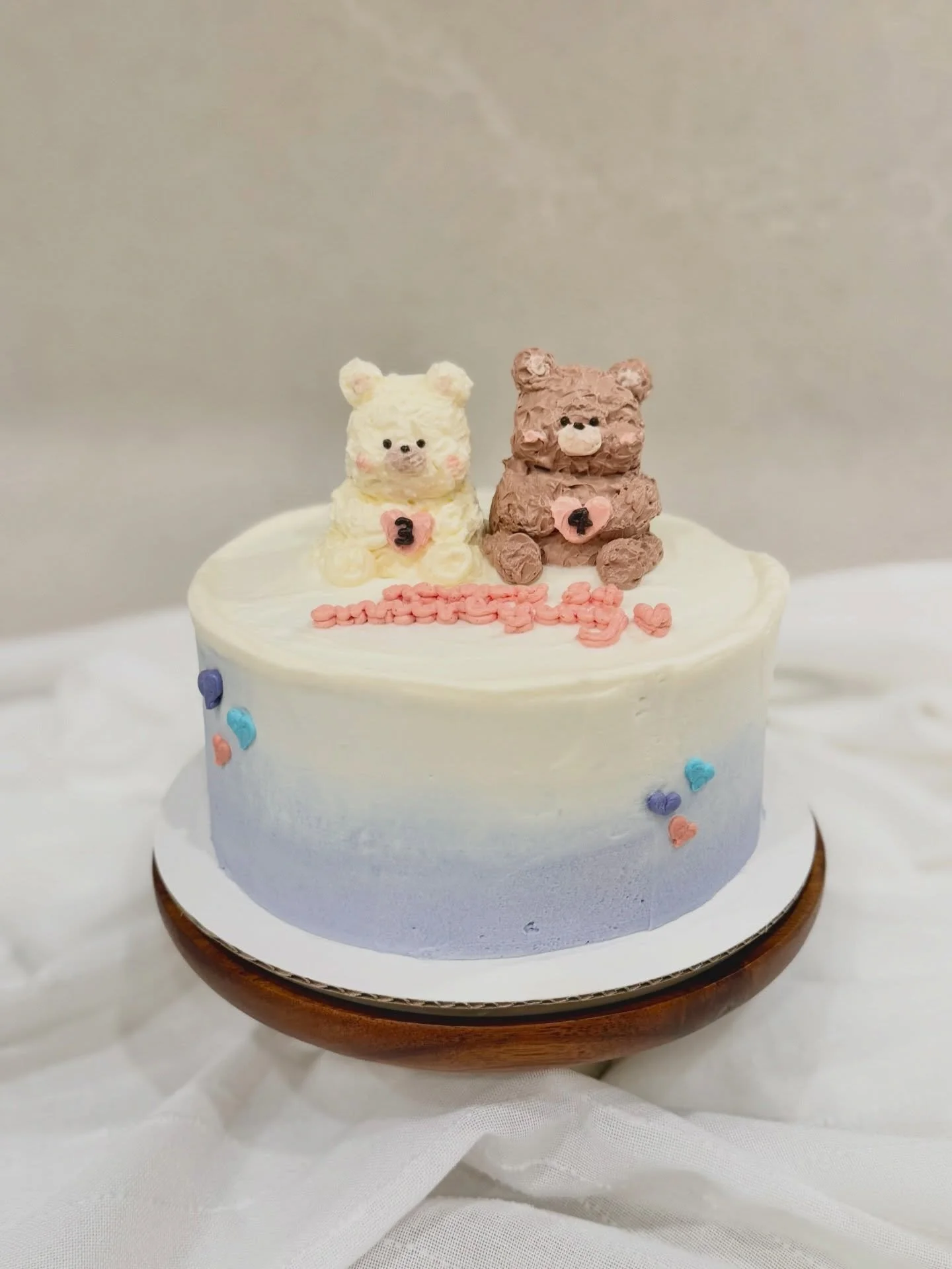 ᰔ⠀⠀
. 𝟯𝟰𝘁𝗵 𝗔𝗡𝗡𝗜𝗩𝗘𝗥𝗦𝗔𝗥𝗬 🧸💜 .
&mdash;&mdash;&mdash;
𝗗𝗘𝗧𝗔𝗜𝗟𝗦 :
&bull; 🎂 𝟲&rdquo; 𝖢𝖧𝖨𝖥𝖥𝖮𝖭 𝖢𝖠𝖪𝖤
&bull; 🍰 Earl Grey Chiffon, Earl Grey Fresh Cream &amp; Earl Grey Panna Cotta wrapped in Buttercream
&bull;🍦 3D Buttercr