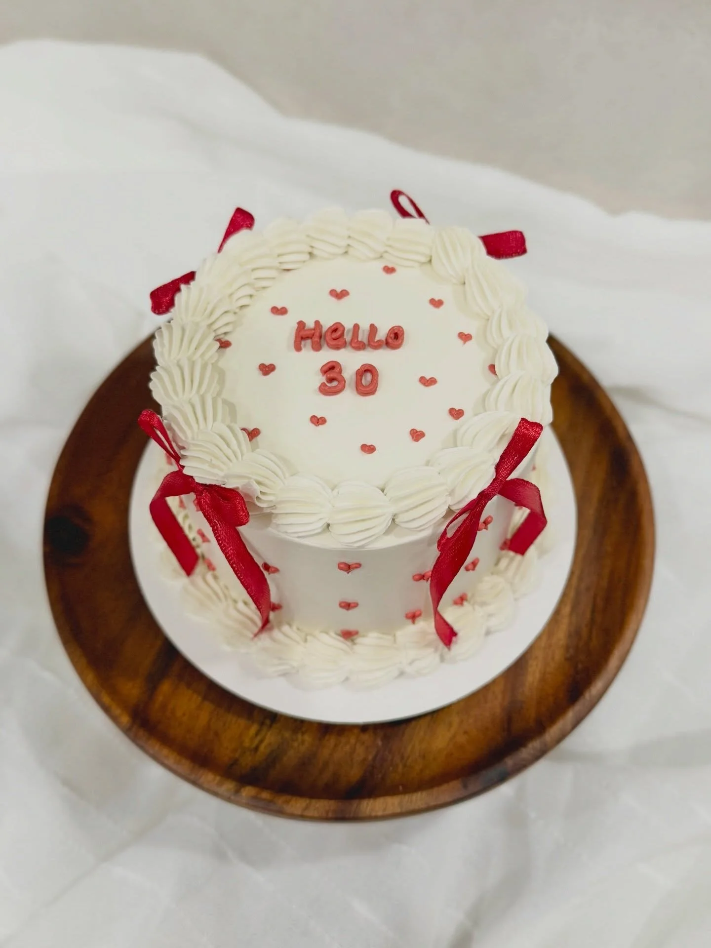 ᰔ⠀⠀
. 𝗛𝗘𝗟𝗟𝗢 𝟯𝟬 &hearts;️.
&mdash;&mdash;&mdash;
𝗗𝗘𝗧𝗔𝗜𝗟𝗦 :
&bull; 🎂 𝟰&rdquo; 𝖢𝖧𝖨𝖥𝖥𝖮𝖭 𝖢𝖠𝖪𝖤
&bull; 🍰 Matcha Chiffon &amp; Matcha Fresh Cream
&bull; 🎀 Hand-Tied Satin Bows 
&mdash;&mdash;&mdash;
#keikeuhouse #heartcake #ribbo