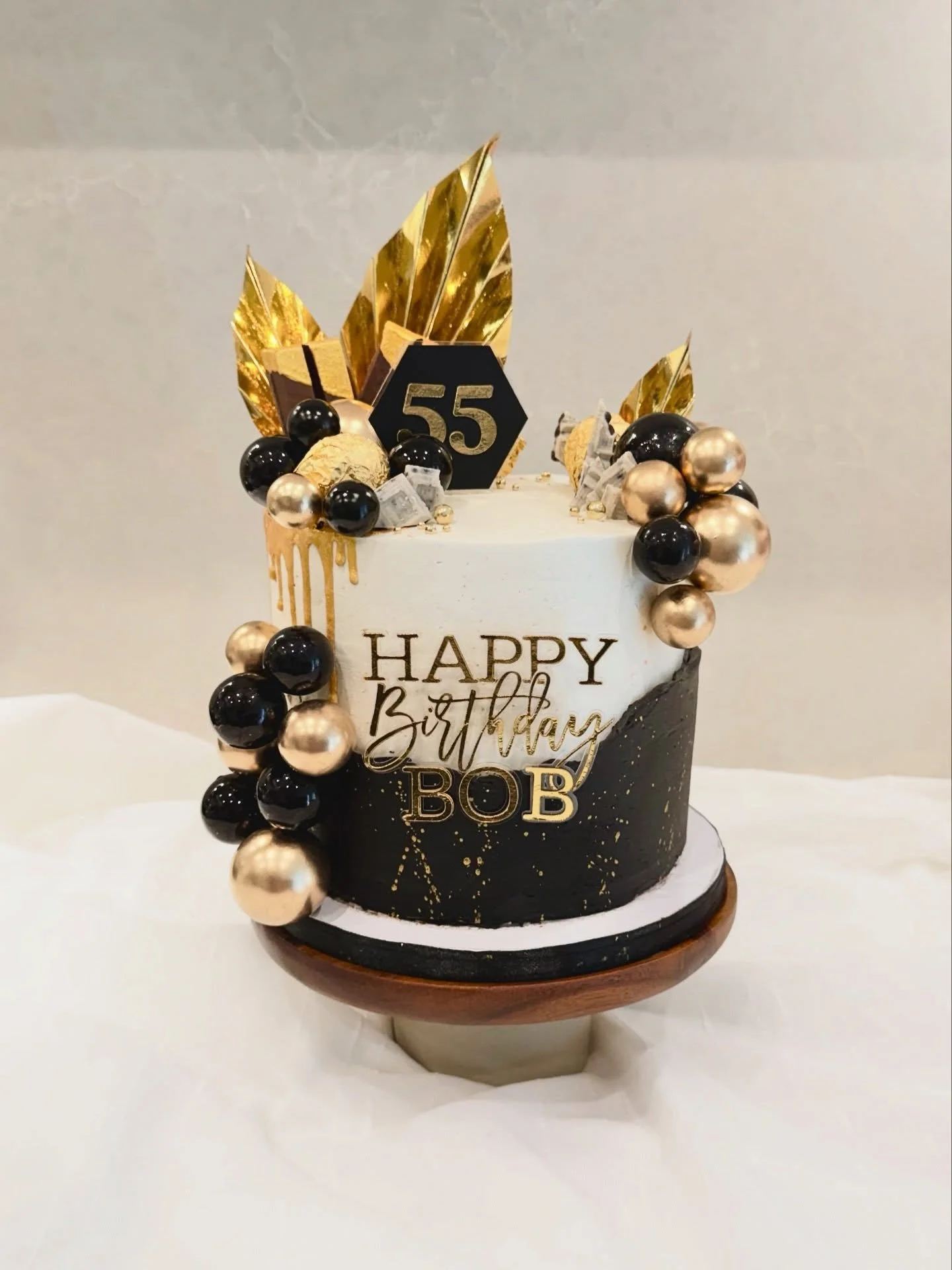 ᰔ⠀⠀
. 𝗛𝗔𝗣𝗣𝗬 𝟱𝟱𝘁𝗵 🖤💛.
&mdash;&mdash;&mdash;
𝗗𝗘𝗧𝗔𝗜𝗟𝗦 :
&bull; 🎂 𝟲&rdquo; 𝗧𝗔𝗟𝗟 𝖢𝖧𝖨𝖥𝖥𝖮𝖭 𝖢𝖠𝖪𝖤
&bull; 🍰 Chocolate Chiffon, Chocolate Fresh Cream &amp; Chocolate Milky Pudding wrapped in Buttercream
&bull; 🧁 Vanilla Cupc