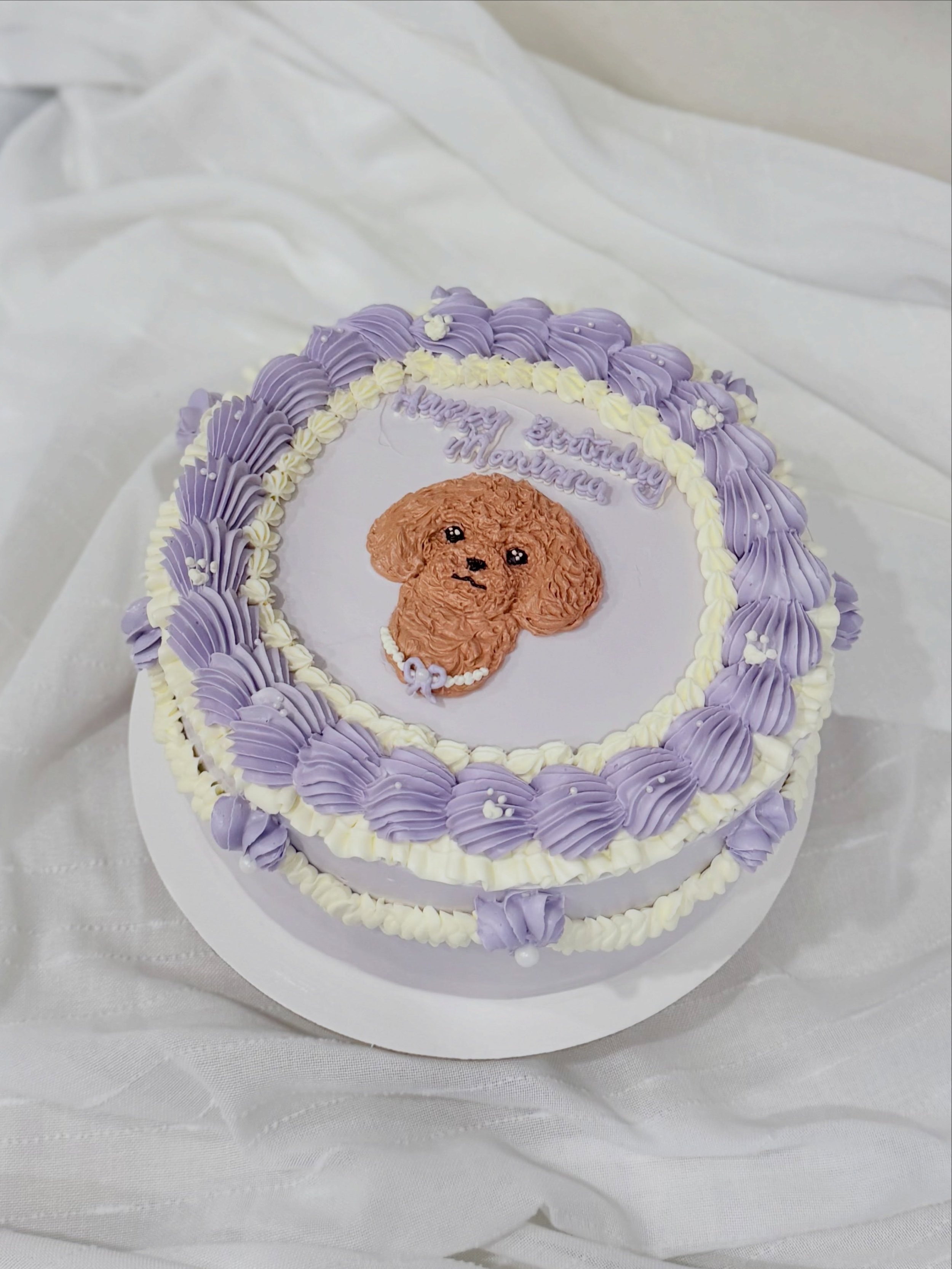 ᰔ⠀⠀
. 𝗣𝗢𝗢𝗗𝗟𝗘 𝗟𝗢𝗩𝗘 🐶🐾
&mdash;&mdash;&mdash;
𝗗𝗘𝗧𝗔𝗜𝗟𝗦 :
&bull; 🎂 𝟴&rdquo; 𝖢𝖧𝖨𝖥𝖥𝖮𝖭 𝖢𝖠𝖪𝖤
&bull; 🍰 Vanilla Chiffon, Strawberry Fresh Cream with Fresh Strawberries &amp; Strawberry Milky Jelly wrapped in Buttercream
&mdash;&