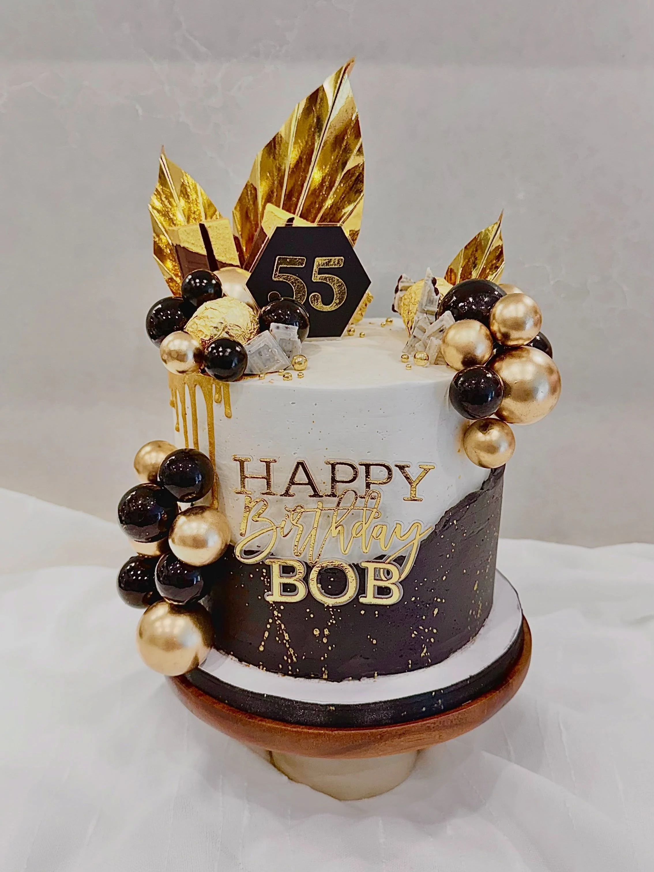ᰔ⠀⠀
. 𝗛𝗔𝗣𝗣𝗬 𝟱𝟱𝘁𝗵 🖤💛.
&mdash;&mdash;&mdash;
𝗗𝗘𝗧𝗔𝗜𝗟𝗦 :
&bull; 🎂 𝟲&rdquo; 𝗧𝗔𝗟𝗟 𝖢𝖧𝖨𝖥𝖥𝖮𝖭 𝖢𝖠𝖪𝖤
&bull; 🍰 Chocolate Chiffon, Chocolate Fresh Cream &amp; Chocolate Milky Jelly wrapped in Buttercream
&bull; 🧁 Vanilla Cupcak