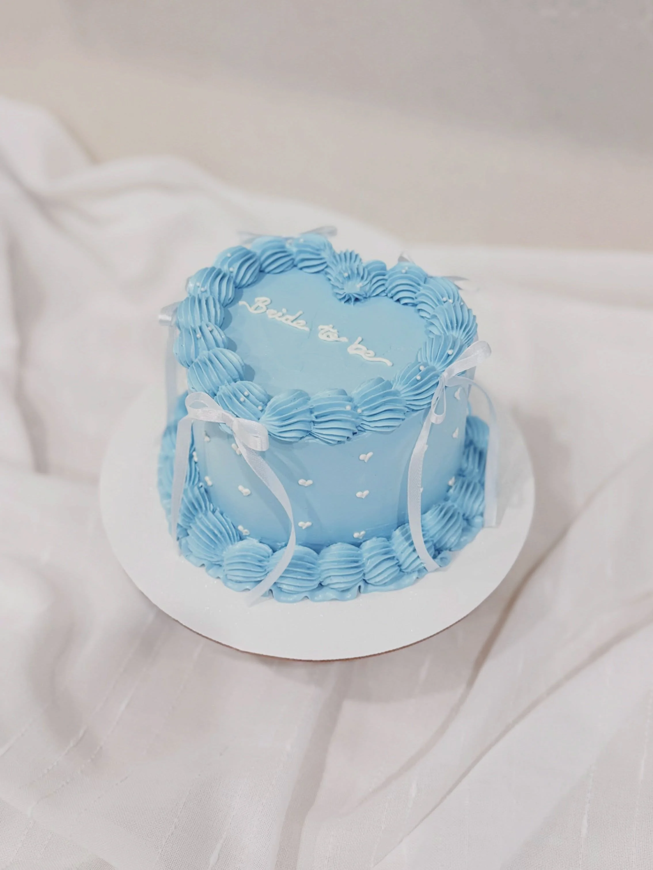 ᰔ⠀⠀
. 𝗕𝗥𝗜𝗗𝗘 𝗧𝗢 𝗕𝗘 💍💙.
&mdash;&mdash;&mdash;
𝗗𝗘𝗧𝗔𝗜𝗟𝗦 :
&bull; 🎂 𝟲&rdquo; 𝖢𝖧𝖨𝖥𝖥𝖮𝖭 𝖢𝖠𝖪𝖤
&bull; 🍰 Vanilla Chiffon, Cookies &lsquo;n&rsquo; Fresh Cream with Oreo Crumbs &amp; Chocolate Milky Pudding wrapped in Buttercream
&