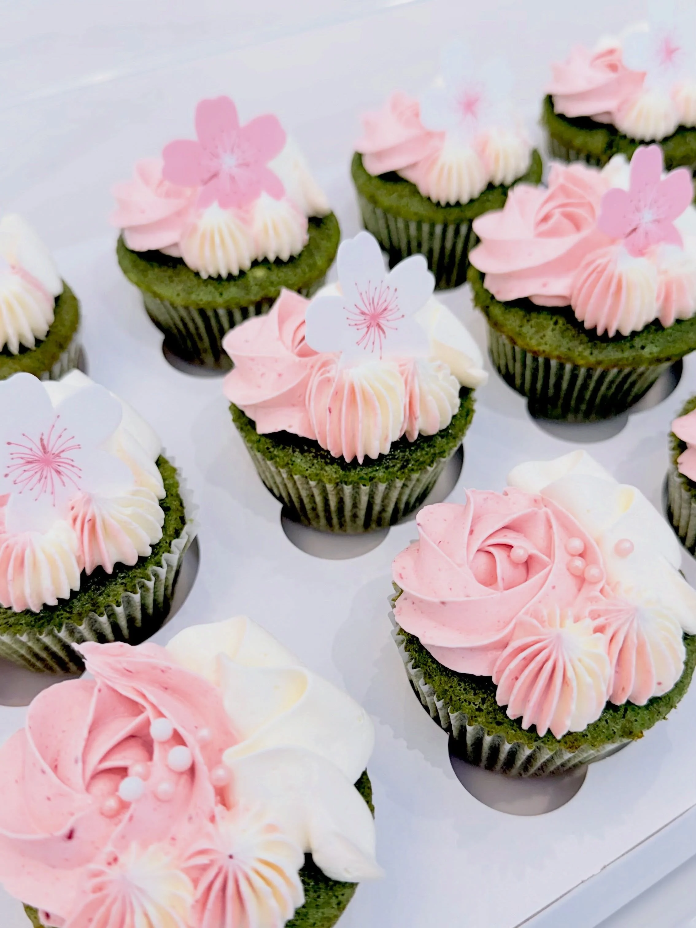 ᰔ⠀⠀
. 𝗪𝗘𝗗𝗗𝗜𝗡𝗚 𝗖𝗨𝗣𝗖𝗔𝗞𝗘 𝗧𝗢𝗪𝗘𝗥 🧁🌸 .
Had the honour of creating wedding cupcakes for my friend&rsquo;s wedding party. Such a special feeling to be a small part of their beautiful celebration! 🧁✨

If you saw on our stories, we had a 