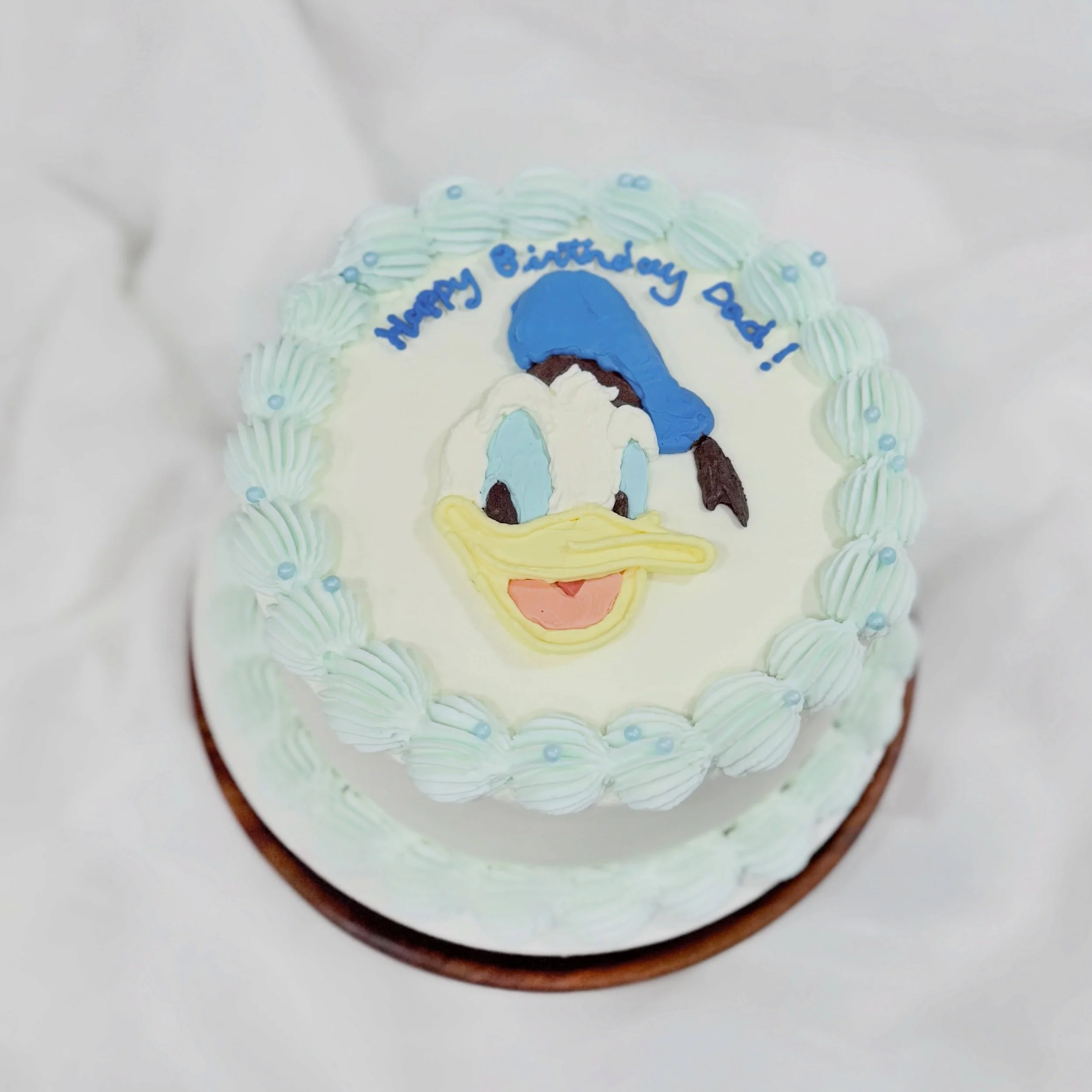 ᰔ⠀⠀
. 𝗗𝗢𝗡𝗔𝗟𝗗 𝗗𝗨𝗖𝗞 🛟⛴️.
Made a Black Forest cake for papa keikeu cus it&rsquo;s his fav 🍒🍫
&mdash;&mdash;&mdash;
𝗗𝗘𝗧𝗔𝗜𝗟𝗦 :
&bull; 🎂 𝟲&rdquo; 𝖢𝖧𝖨𝖥𝖥𝖮𝖭 𝖢𝖠𝖪𝖤
&bull; 🍰 Chocolate Chiffon with Chocolate Fresh Cream with Cher