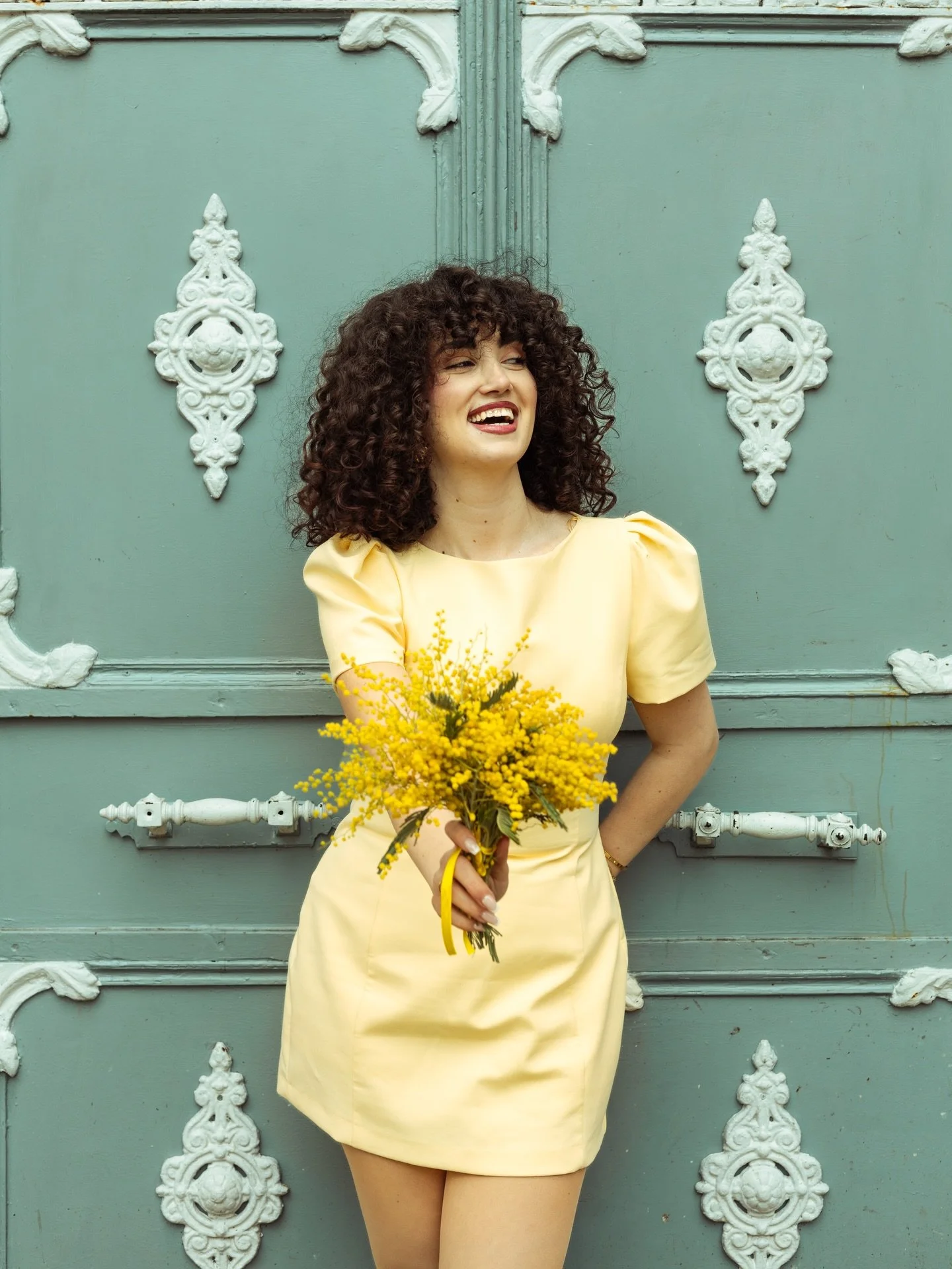 Yesterday&rsquo;s light, mimosa flowers and a little island magic💛
The soft yellow tones felt like a small celebration of spring💛
Moments like this are my favorite to photograph🙃 

My model (@cansin.icen ) brought such a soft but powerful presence