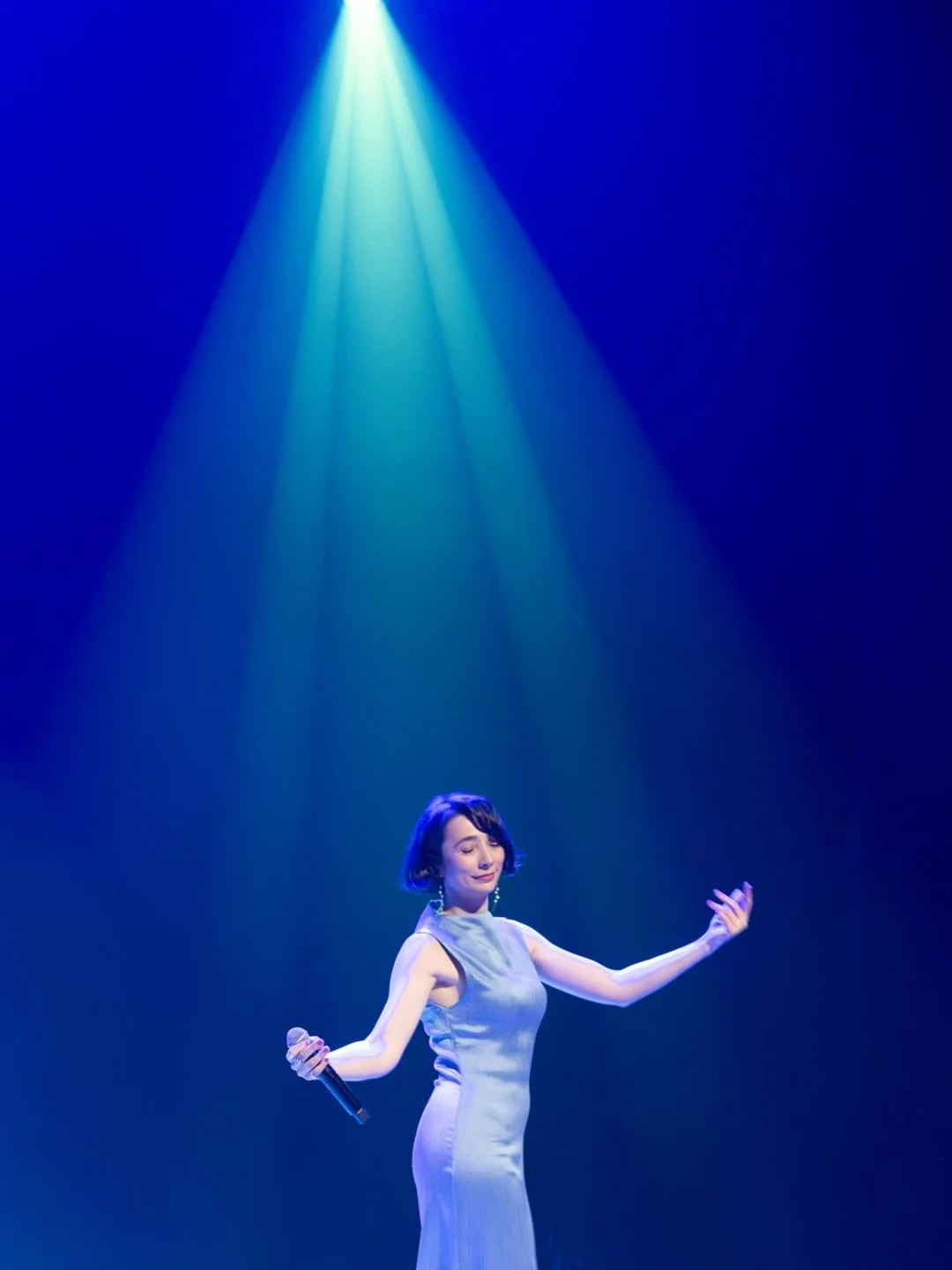 I had the chance to photograph a woman with a truly unique voice🥰If you&rsquo;re curious to hear her music, make sure to check out her Instagram🌸 @burcuyesilbas 🌸