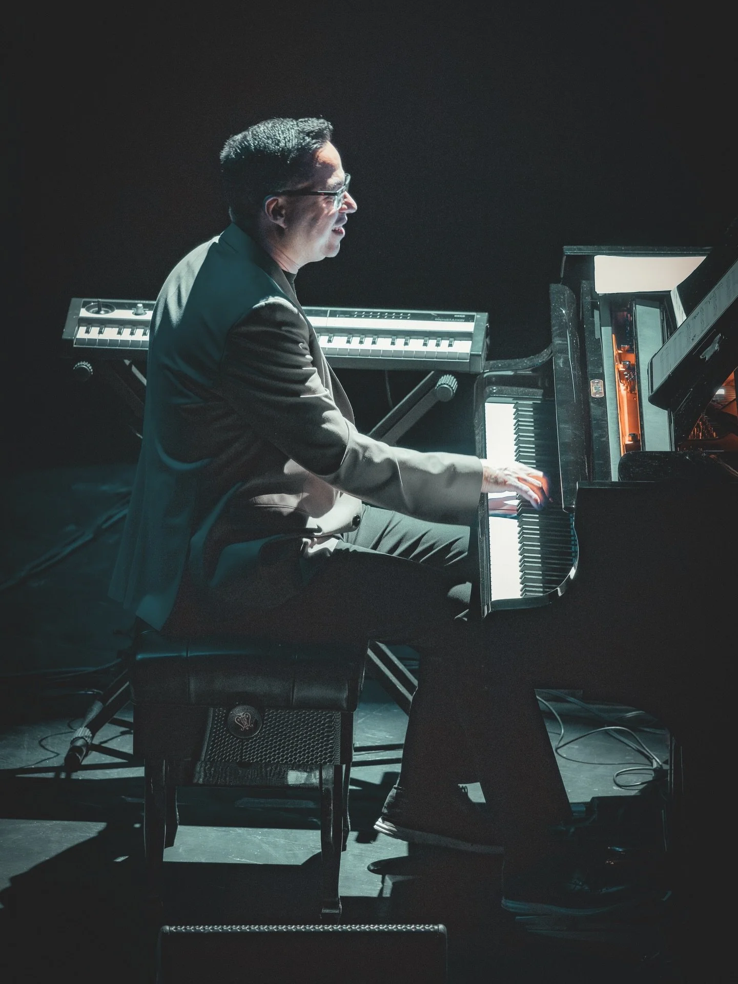 Some musicians don&rsquo;t just play the piano. They build entire worlds with it. 🎹✨

Last night in Istanbul I had the chance to photograph the incredible pianist Alex Wilson during the Crossing Bosphorus Trio concert at Zorlu Turkcell Platinum Sahn