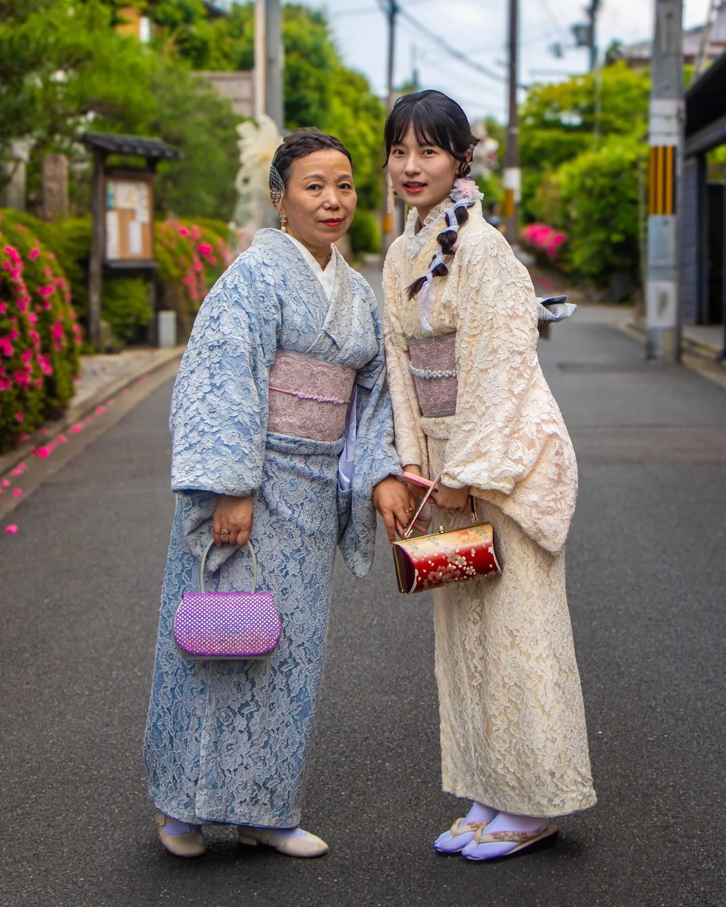Met the cutest family in Kyoto 🥹 They were glowing in their kimonos. So grateful I got to photograph them🙏🏻I just wish I hadn&rsquo;t forgotten to ask for their Instagram or phone number🤷🏻&zwj;♀️hope this reaches them somehow🩷🌸

#kyotojapan #k