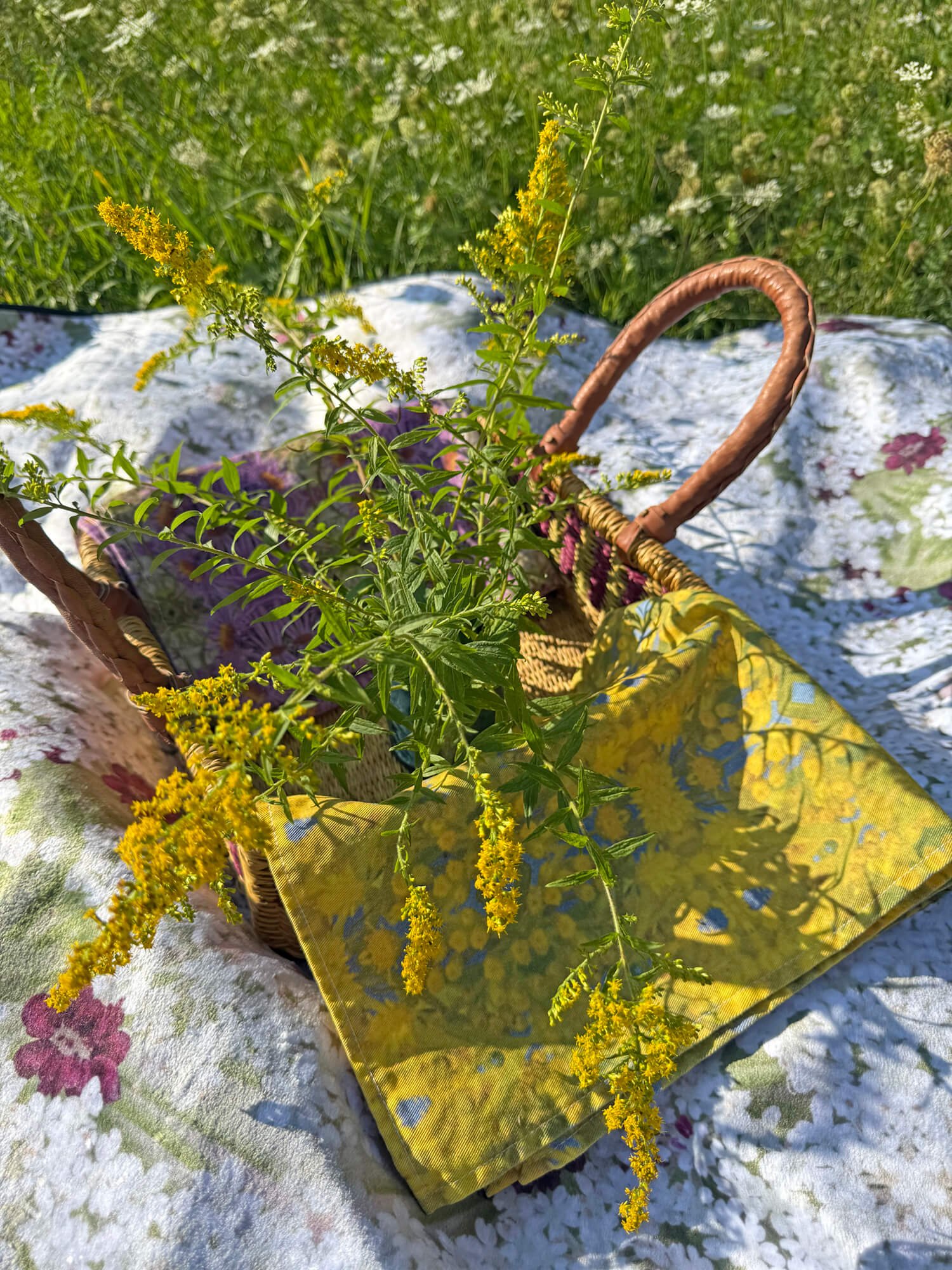 symmagery-design_home_carousel-goldenrod-napkin.jpg