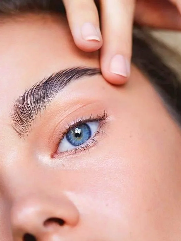 Prepare for effortlessly defined eyes that enhance your natural beauty and expression. This guide will walk you through everything you need to know to ensure a smooth, comfortable eyeliner session with flawless, long-lasting results.