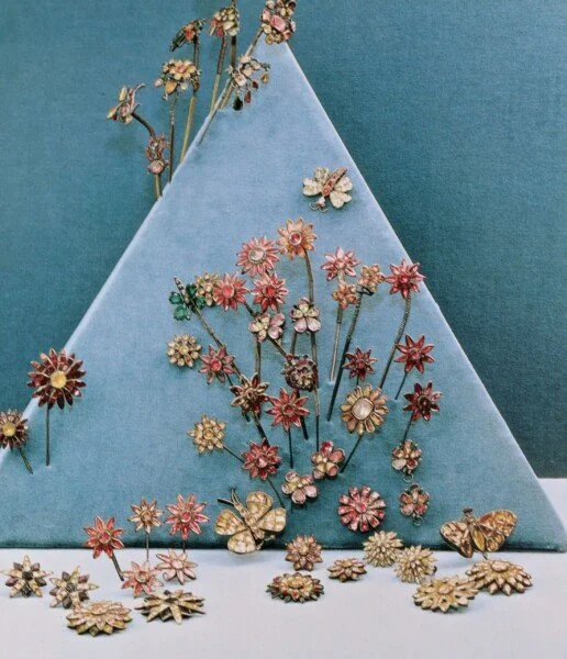 18th century flower jewels Lisbon museum.jpg