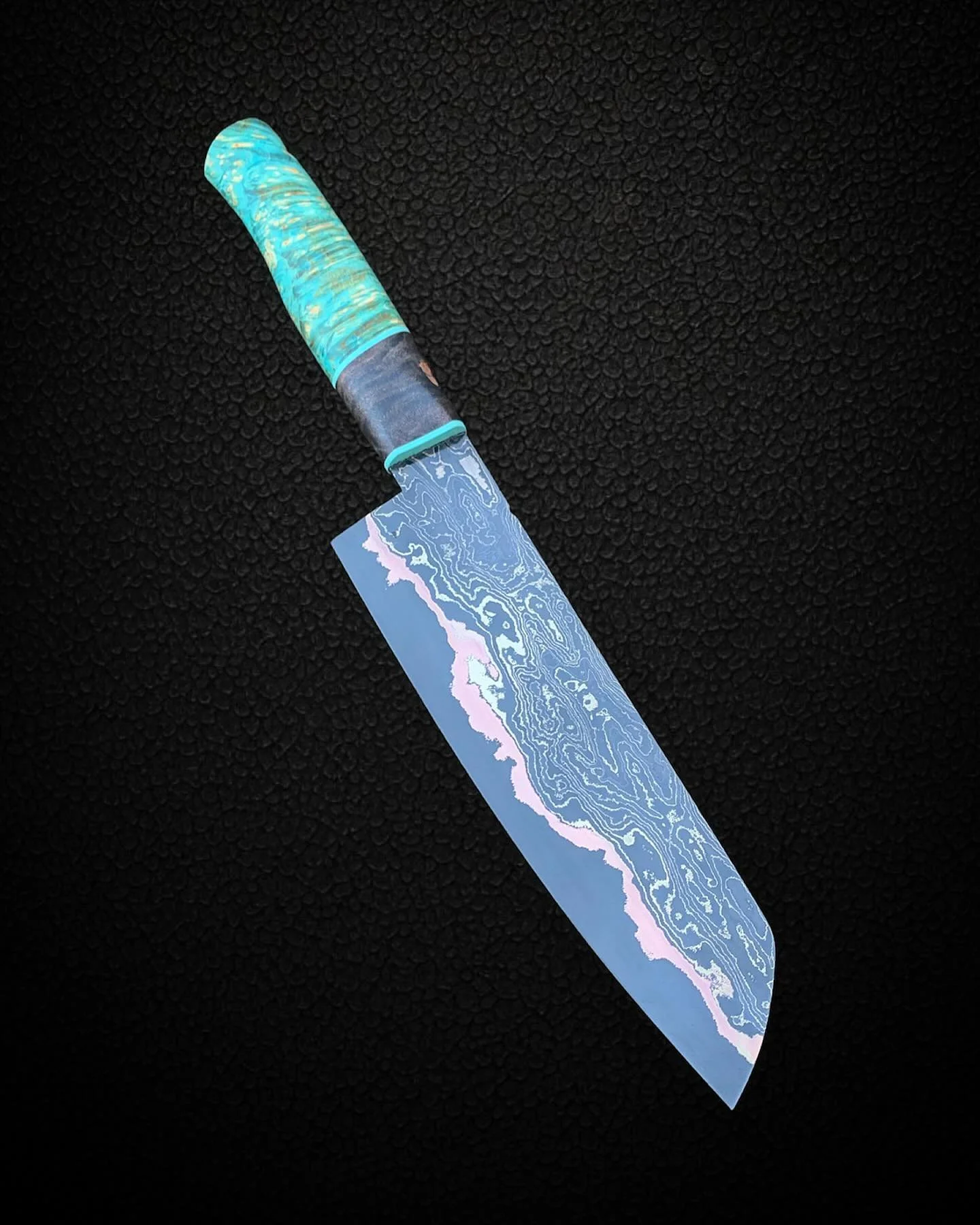 It&rsquo;s been too long? Sorry for the delay&hellip;
Lots more good stuff inbound. 

8&rdquo; Damascus Santoku w/ Box Elder and Maple Handle

Steel: @bakerforgeandtool 🤘
Handle Material: @xoticblanks 🔥 
.
.
.
.
.

 #madeinusa #chef #handmade #chef