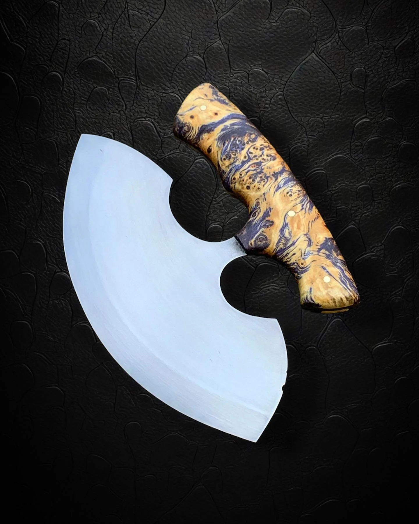 Ulu 🍕
AEB-L w/ Yellow Cedar Burl 

Handle materials 👉 @xoticblanks 
.
.
.
.
#metalworking #makerspace #makercommunity #metalart #tradesman #makersofig #metalartwork #manufacturing #welding #weldeverydamnday #bluecollarbrotherhood #metalsculpture #e