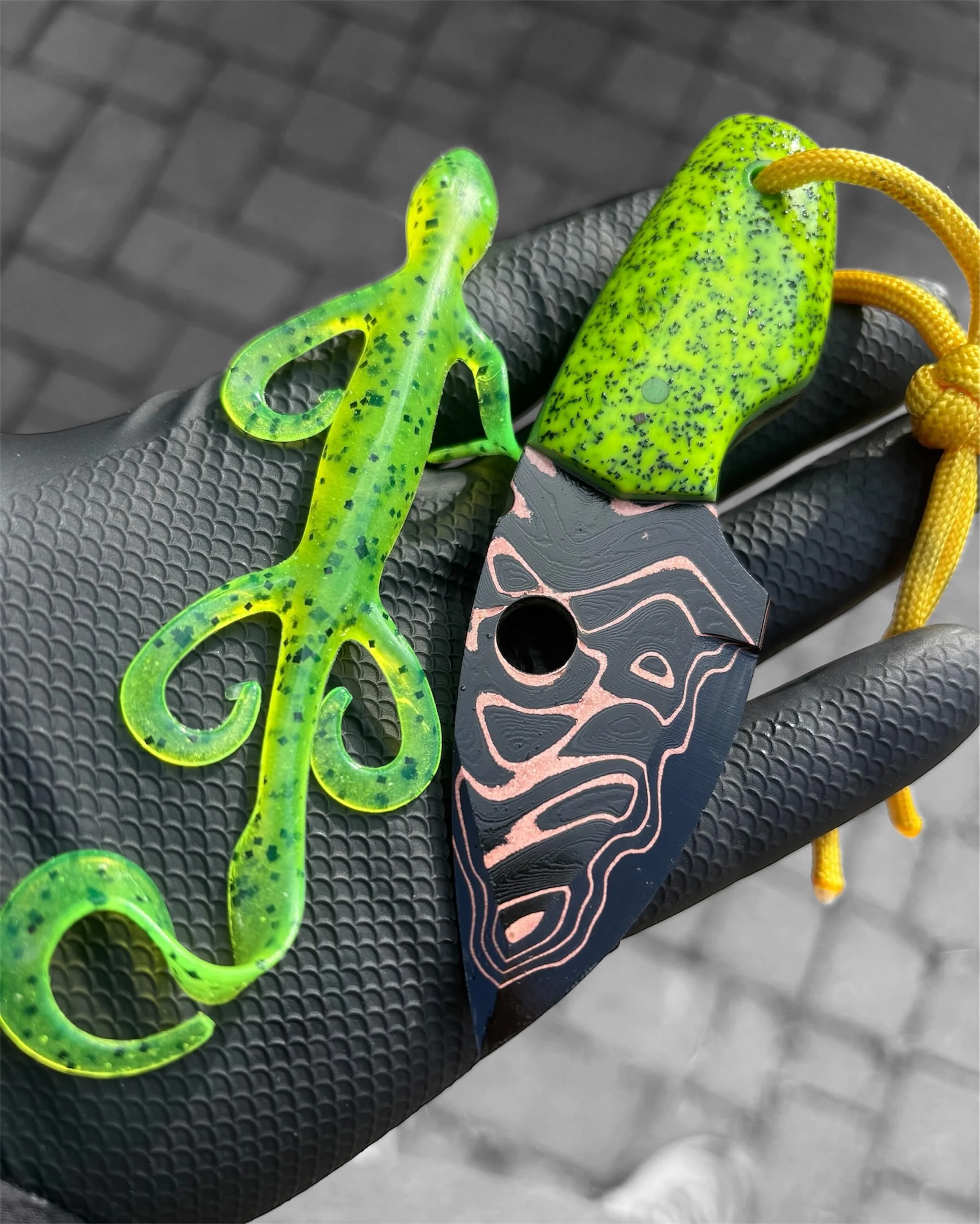 I knew I&rsquo;d seen this somewhere&hellip; 
.
.
.
@makermaterialsupply 
@bakerforge 
@thezoombaitcompany 
#edc
#tadpole 
#everydaycarry 
#concealedcarry 
#damascus