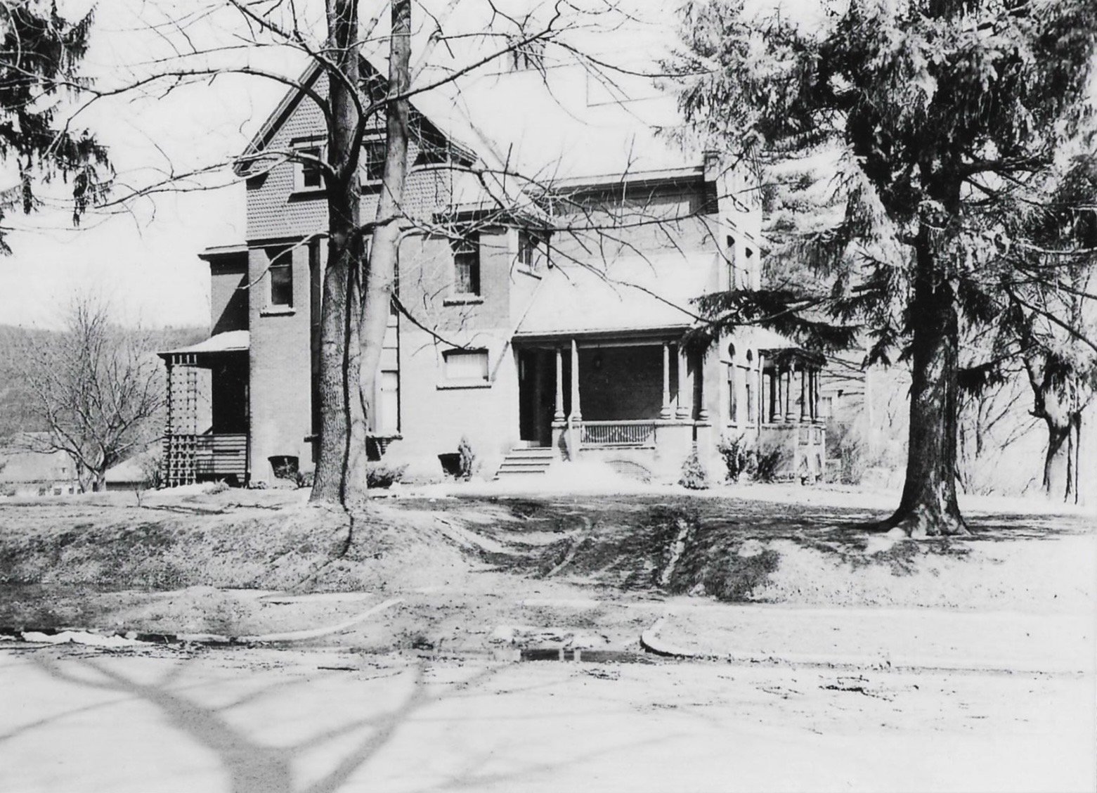 An unpublished view of the house from Third Street, taken for the 1950 article on Bob Archer's purchase.