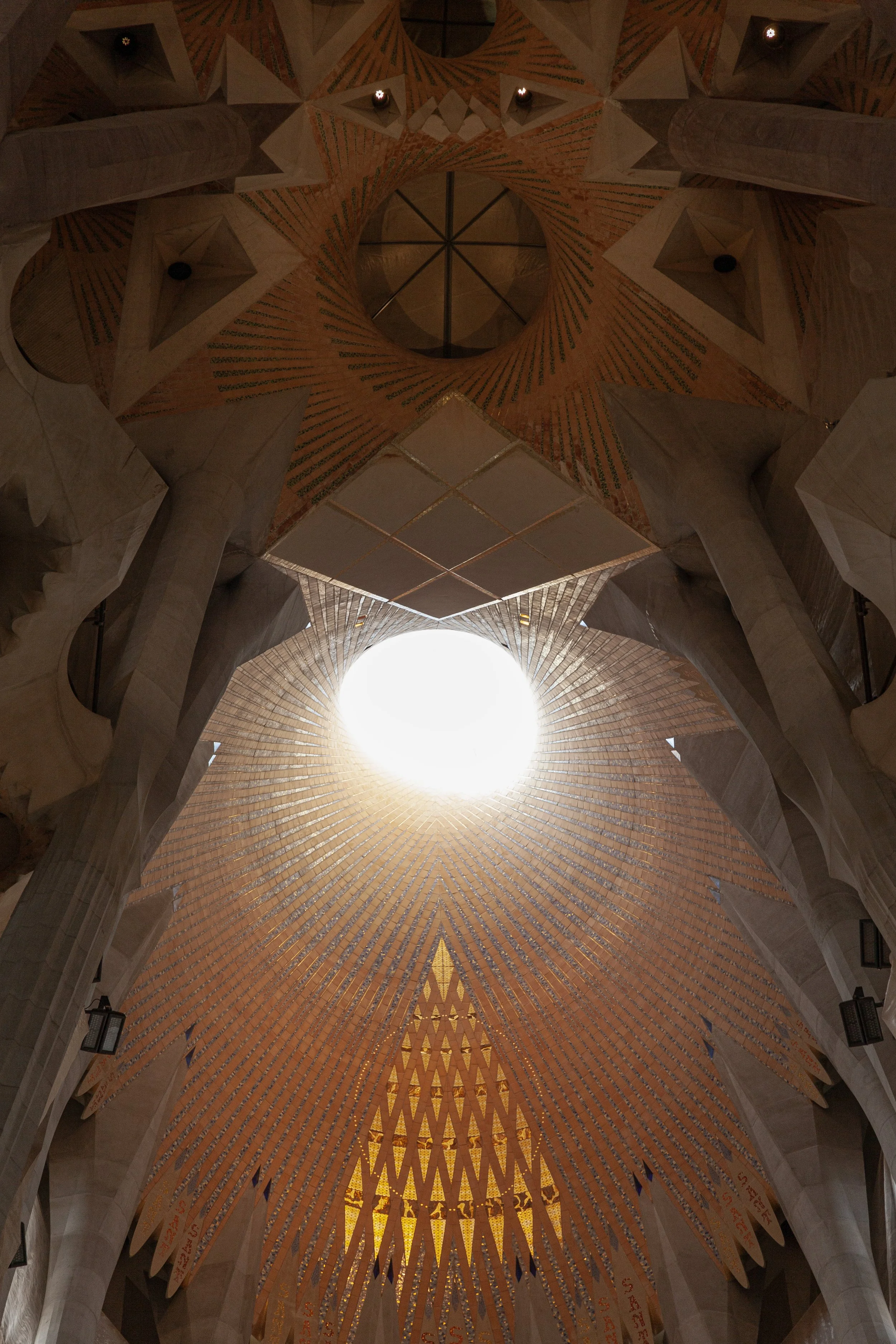 Arquitecturas del rito — interior de templo con luz cenital. Geometría  Sagrada familia, Barcelona. España. Gaudí
