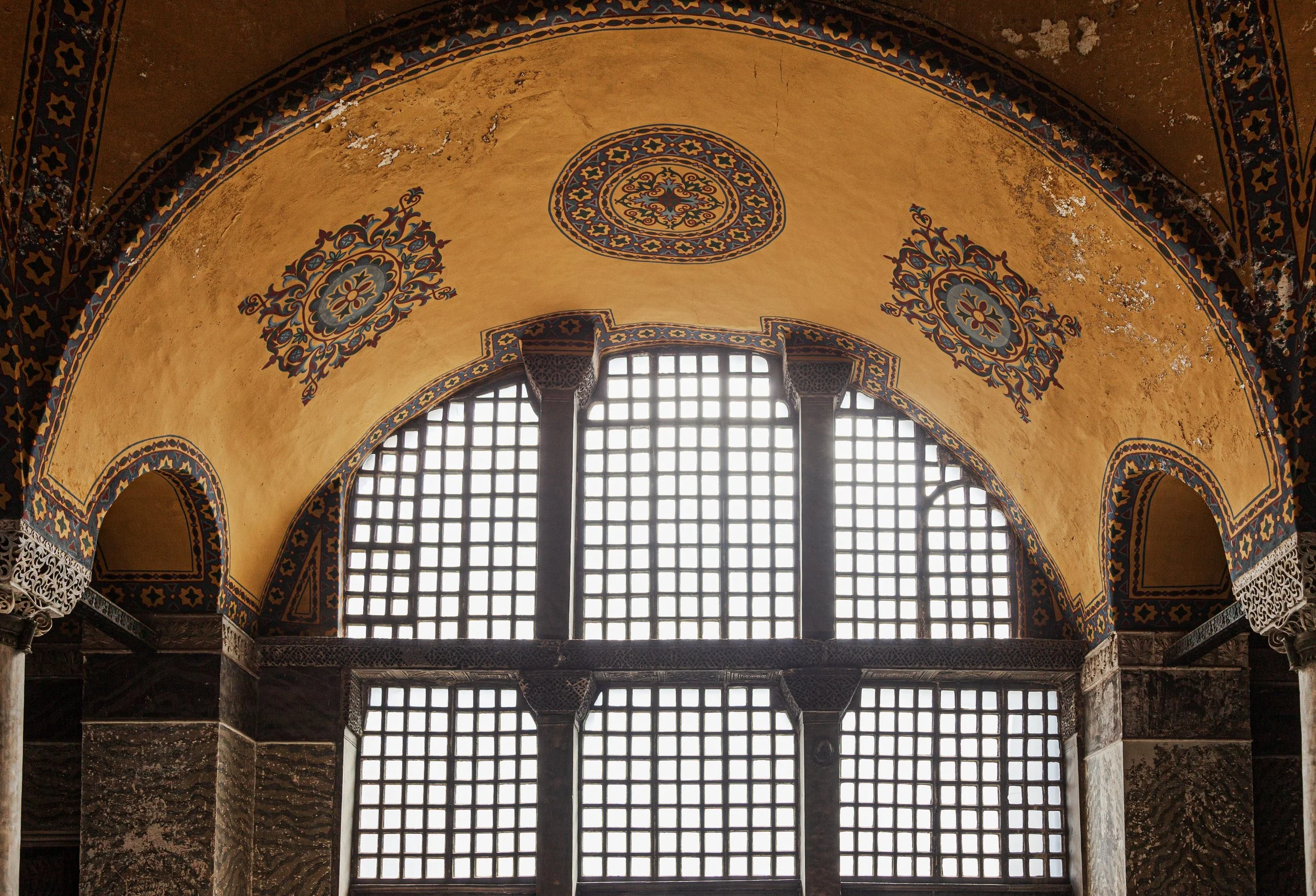 Interior de Santa Sofía (Hagia Sophia) en Estambul con arco dorado y ventanal iluminado