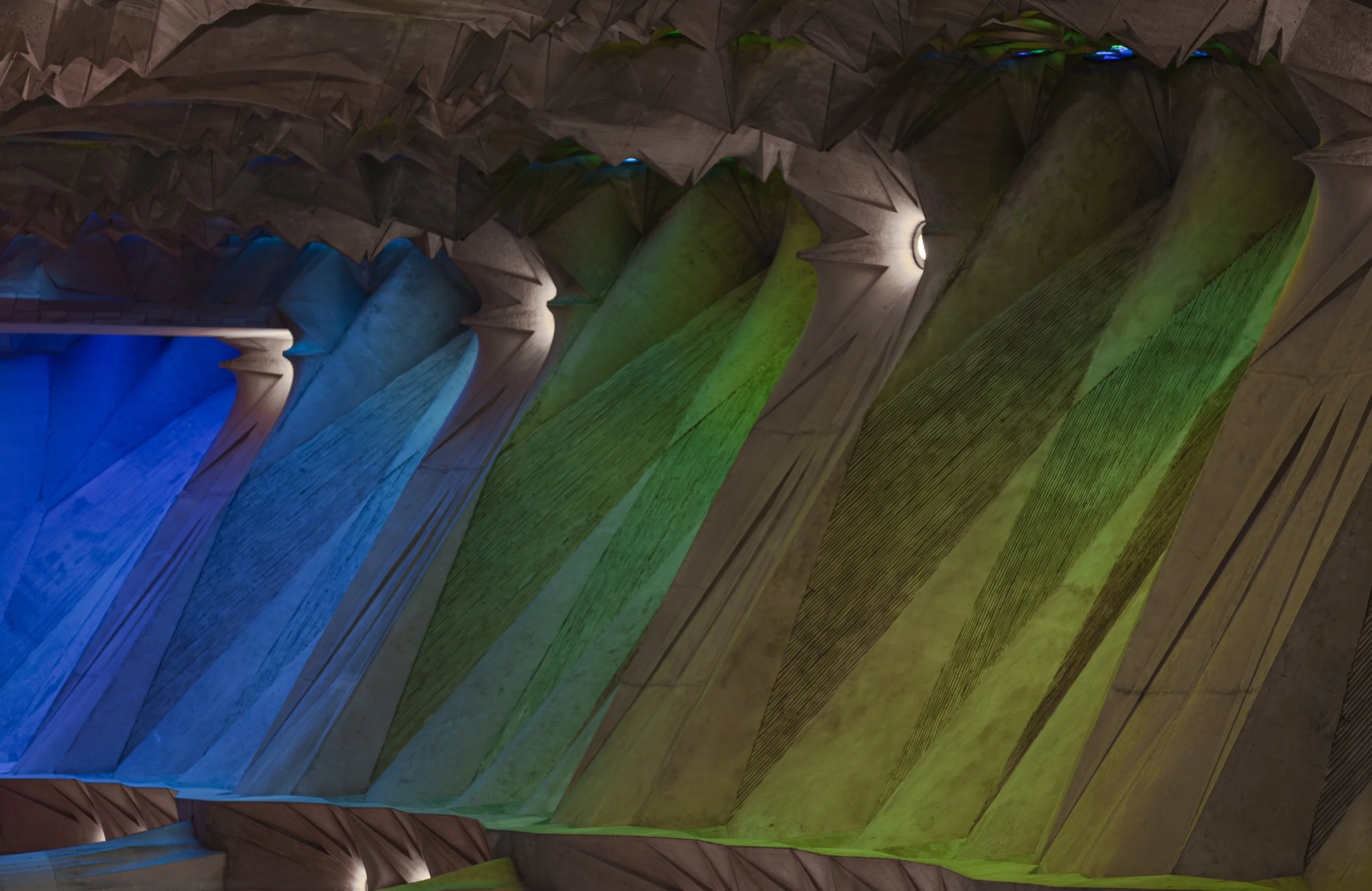 Arquitecturas del rito — interior de templo con luz cenital. Geometría  Sagrada familia, Barcelona. España. Gaudí