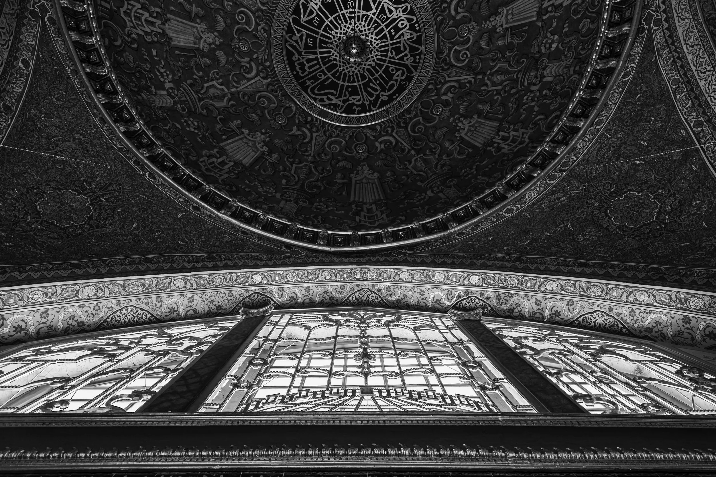 Interior del Palacio de Topkapi en Estambul con cúpula ornamental y luz natural