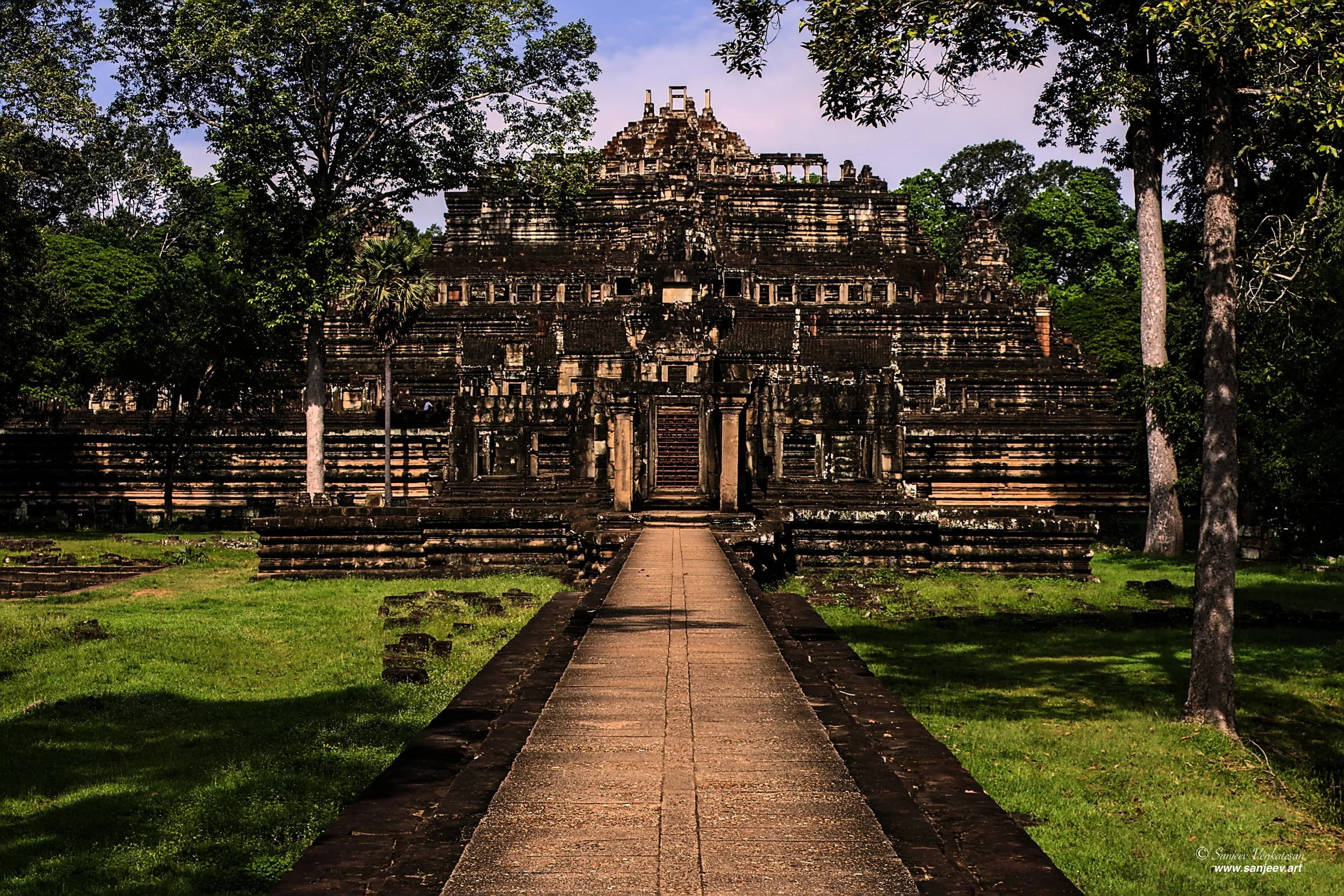 Angkor Entrance walway.jpg