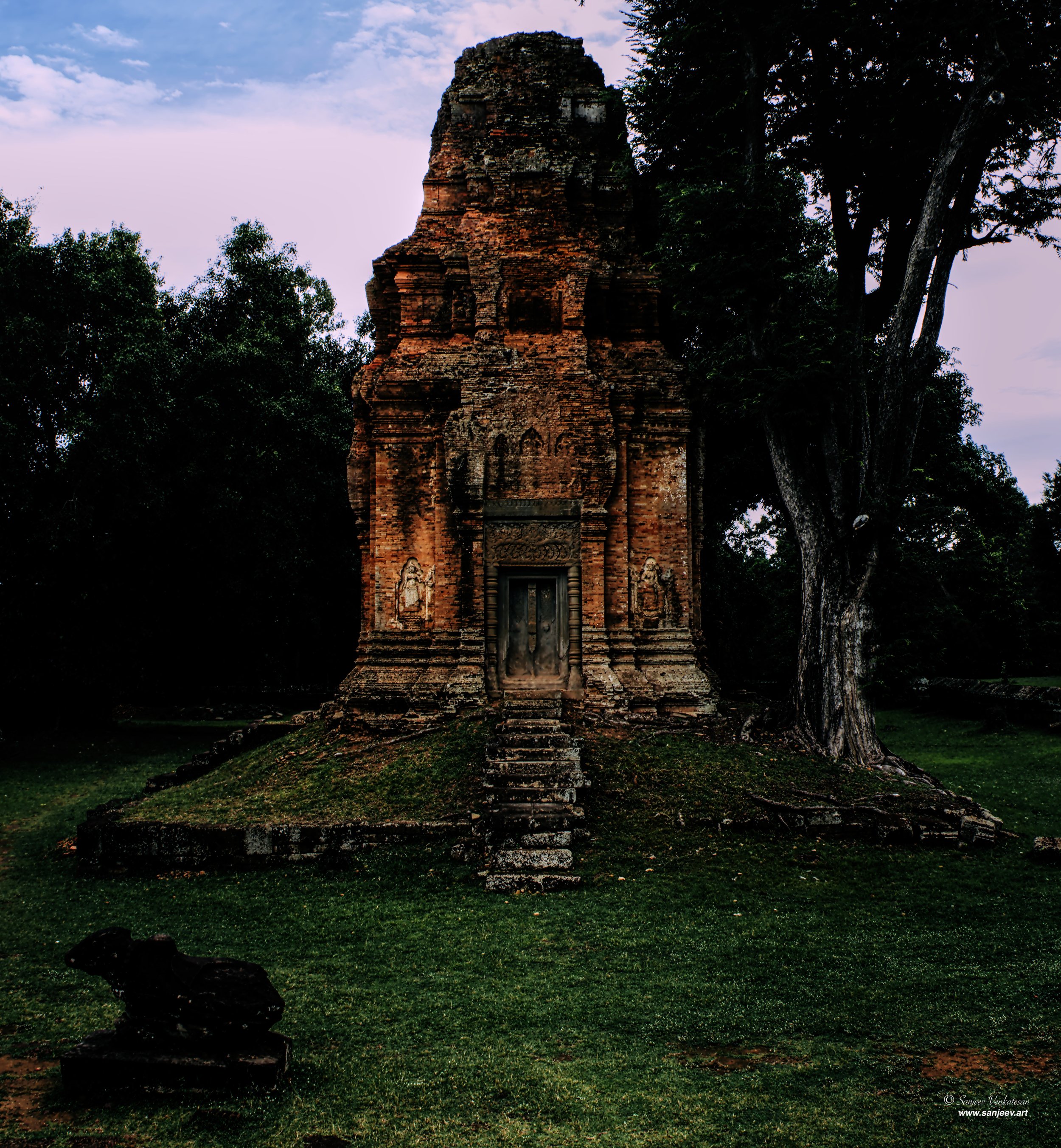 Angkor Stand Alone Temple Moody.jpg