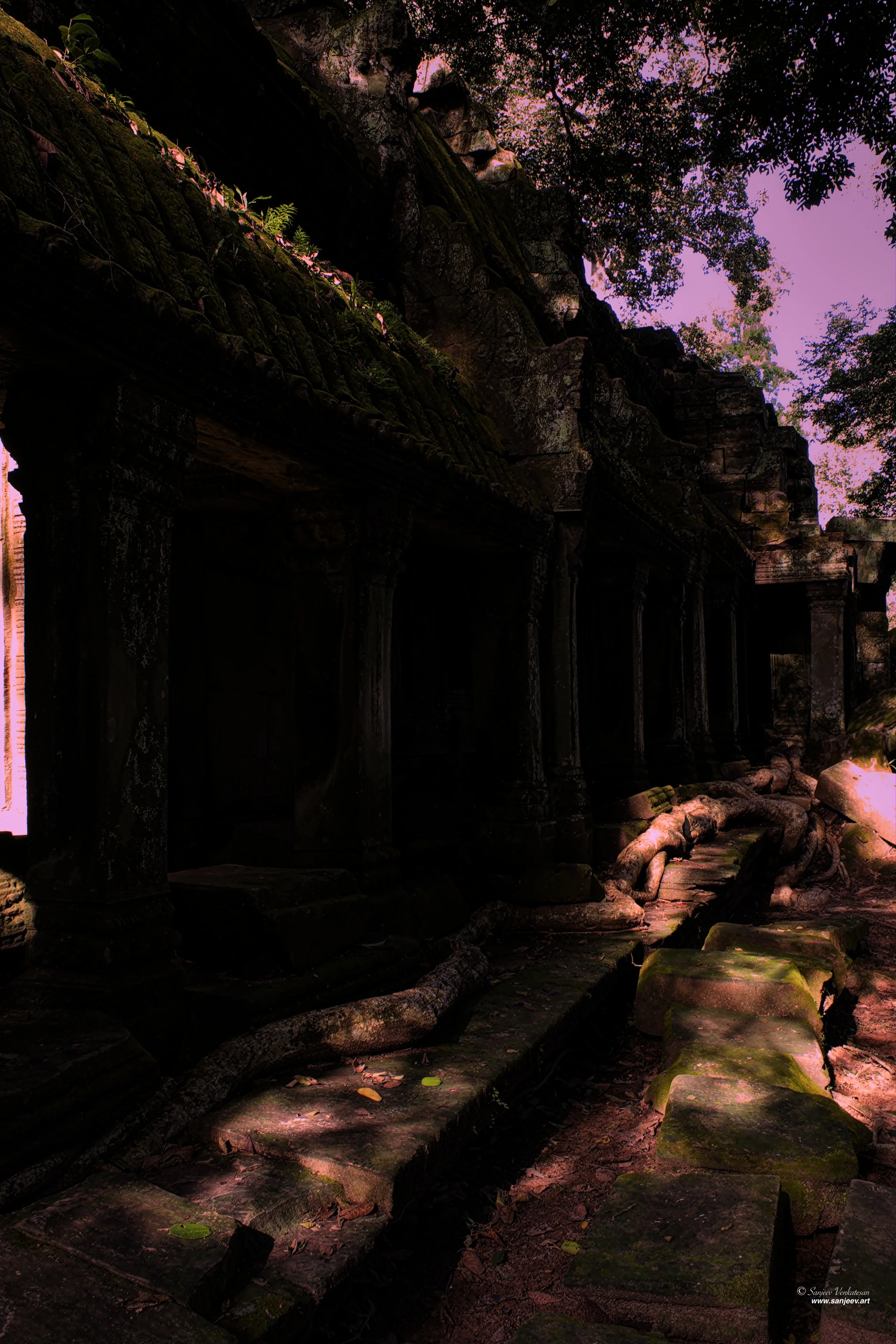 Angkor cooridoor Broken.jpg