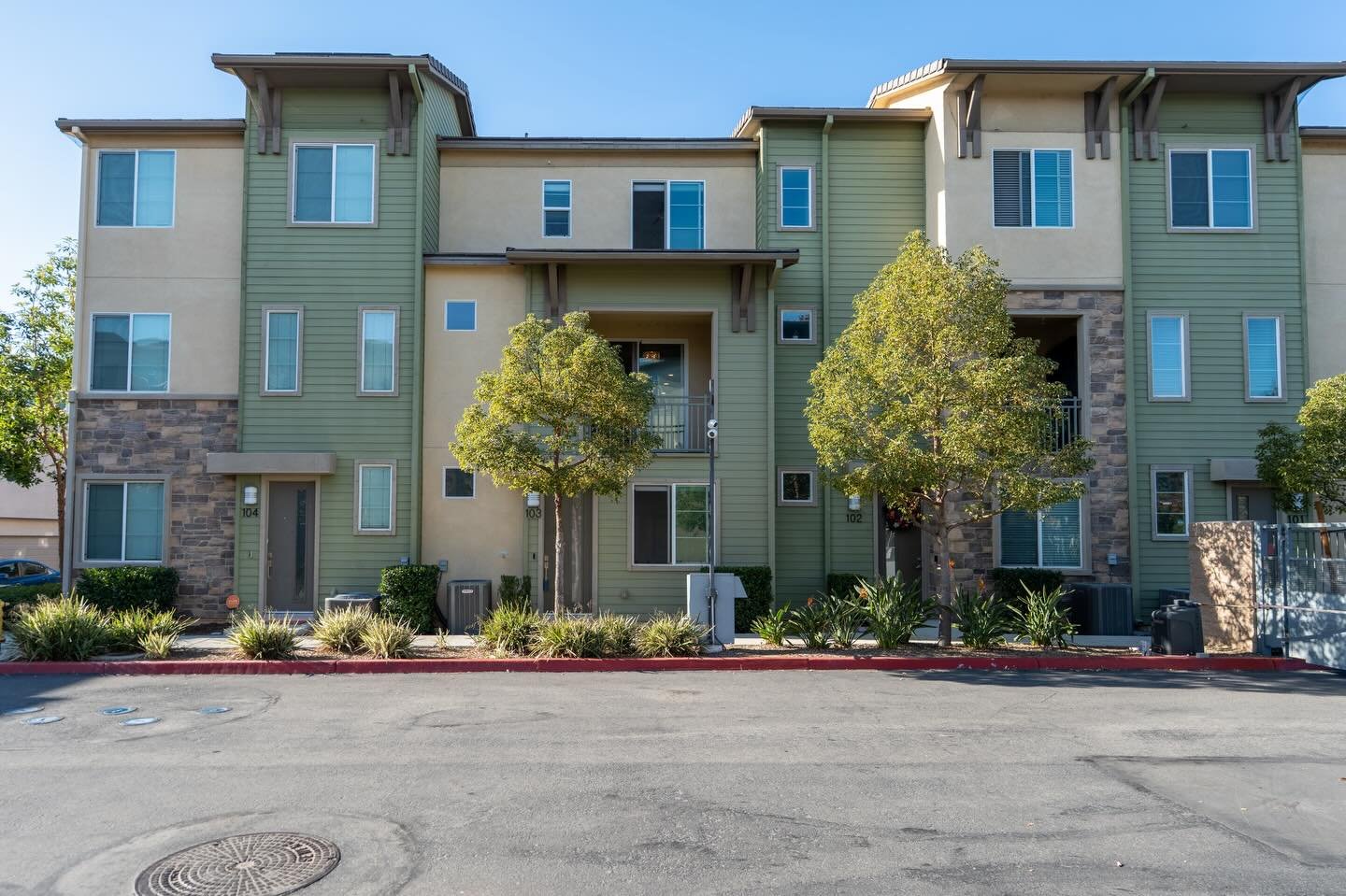 First impressions start with strong visuals.
Visuals that allow buyers to experience the home before visiting.

For inquiries and bookings, visit the link in bio.
📍 Southern California
📷 Real Estate Media

#LosAngelesRealEstate #SoCalRealEstate #Re