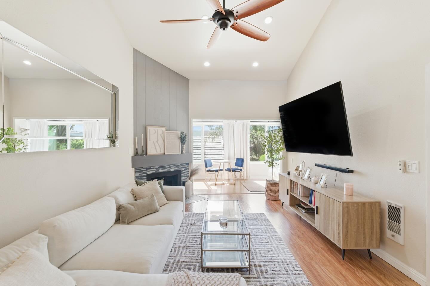 Photos don&rsquo;t just show a space &mdash; they sell the summer experience before guests even arrive ☀️🏖️

This beautiful Huntington Beach condo is the perfect spot to relax, unwind, and enjoy everything beach living has to offer. Whether you&rsqu